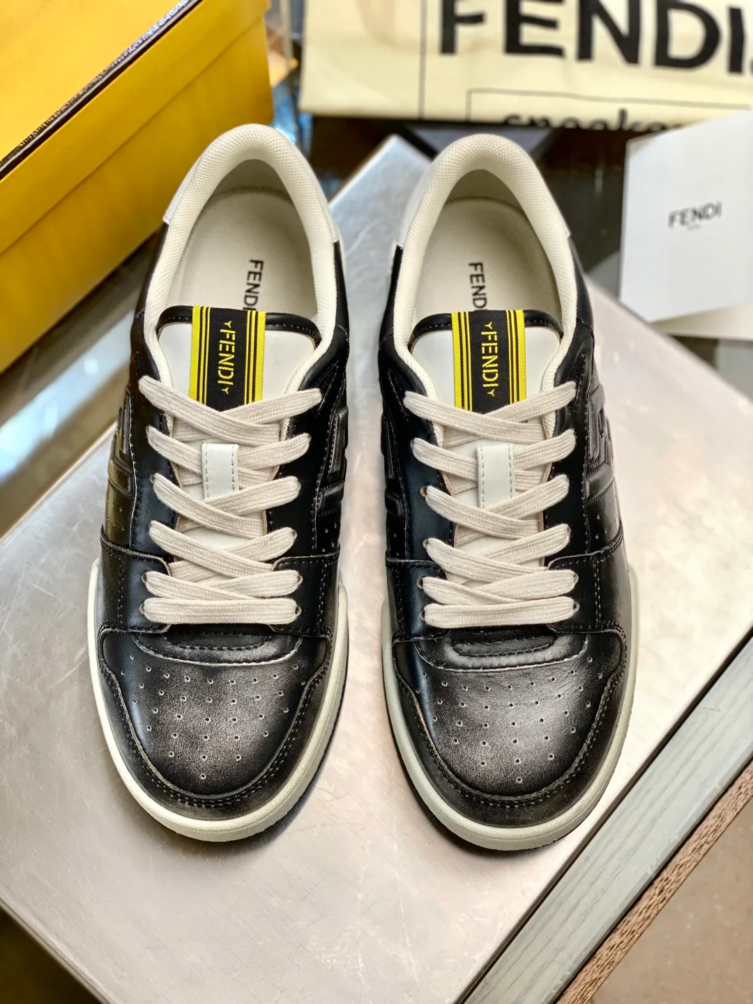 Кроссовки Женские Fendi 18119370