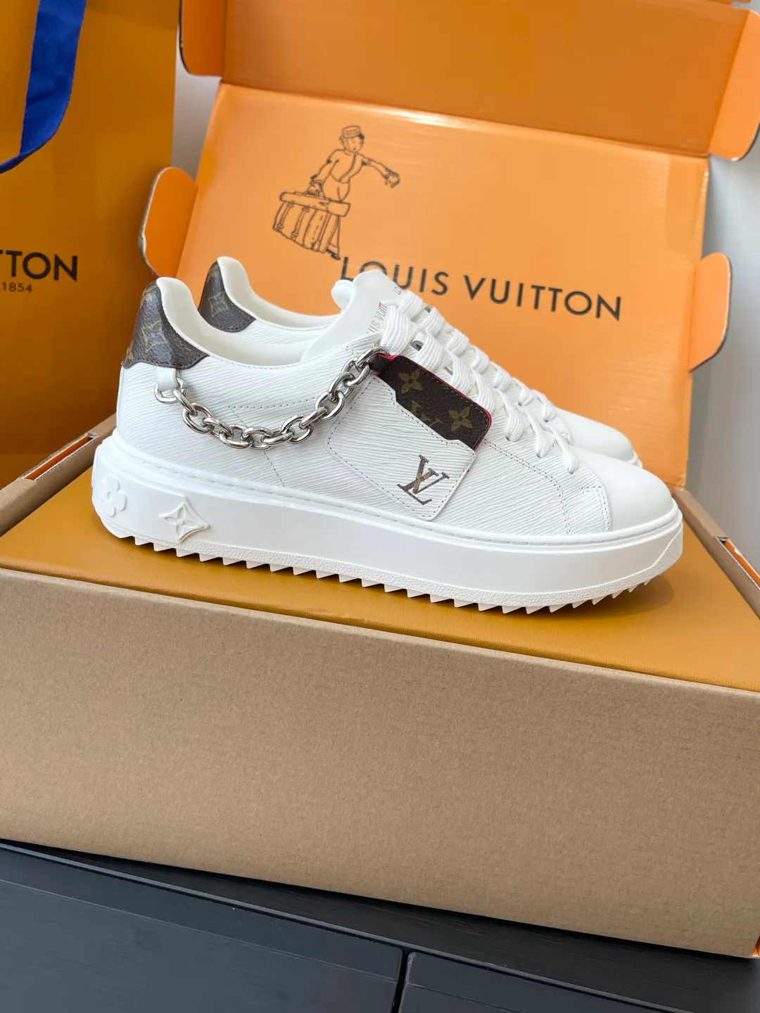 Кроссовки Женские Louis Vuitton 19613680
