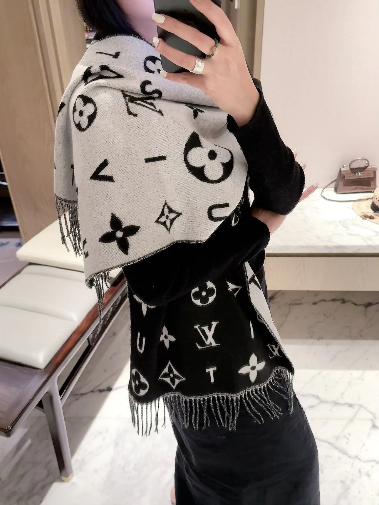 Шарфы Louis Vuitton 18377562