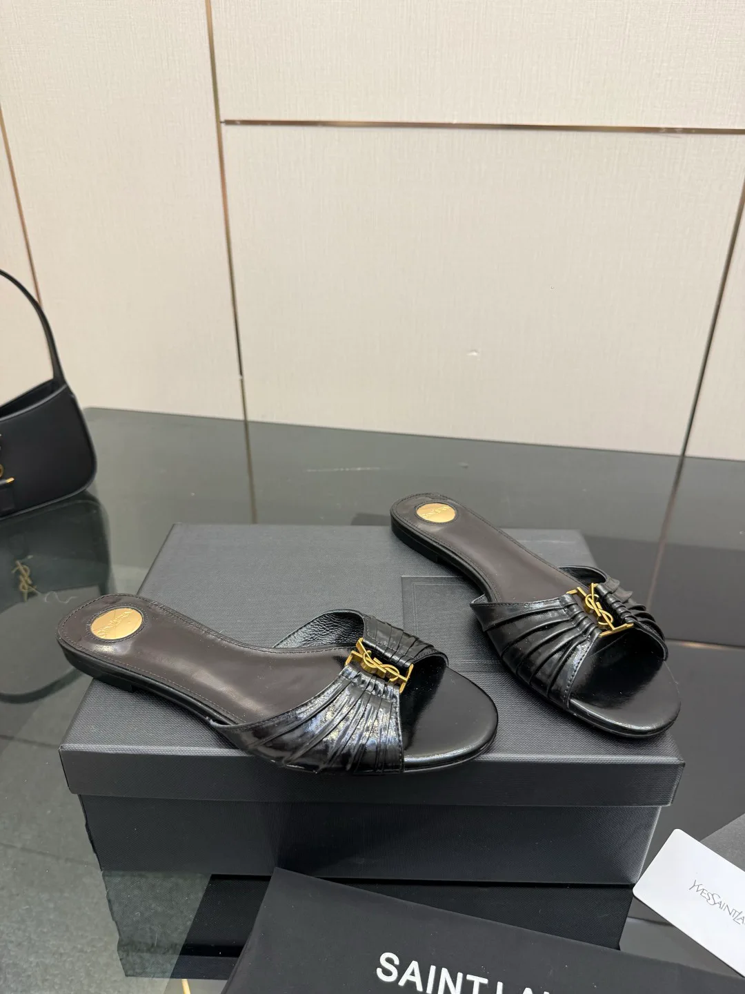 Шлепанцы Женские Saint Laurent 11682310