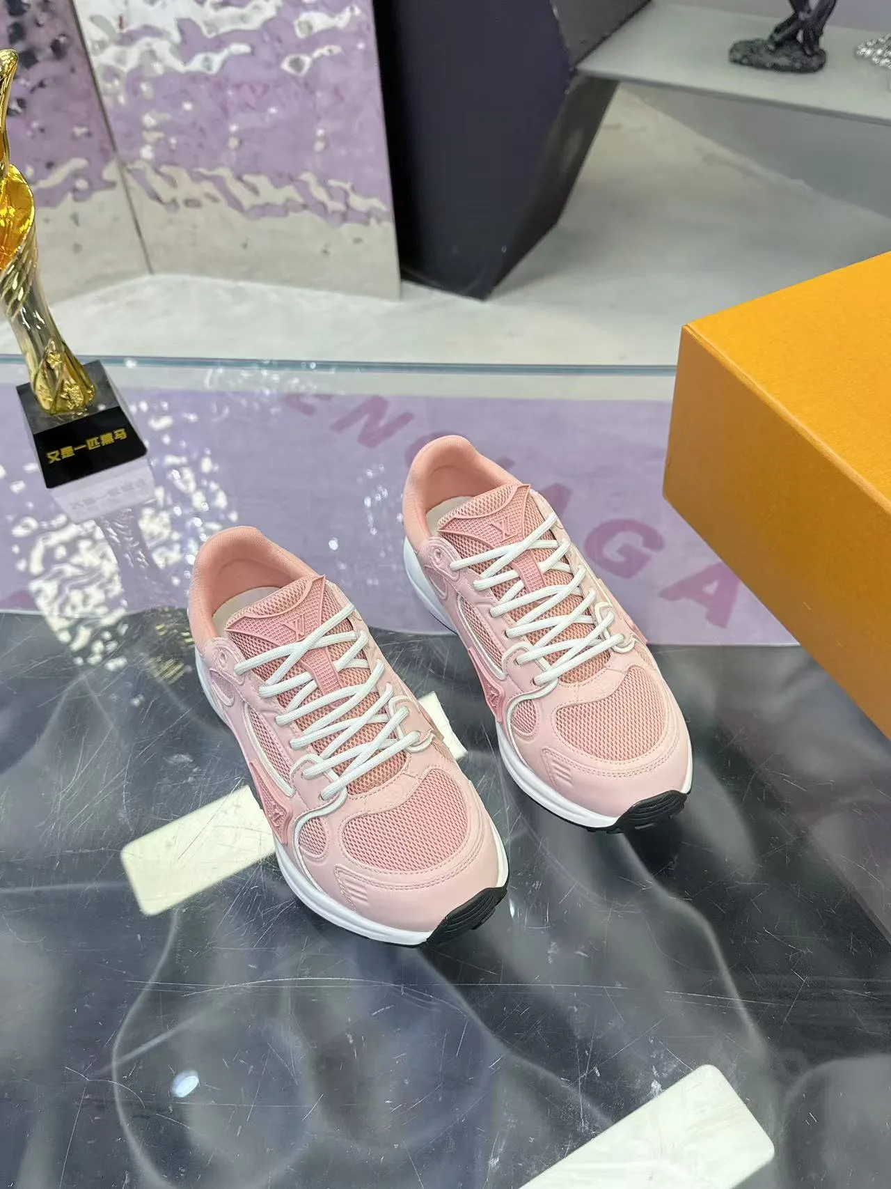 Кроссовки Женские Louis Vuitton 17530425
