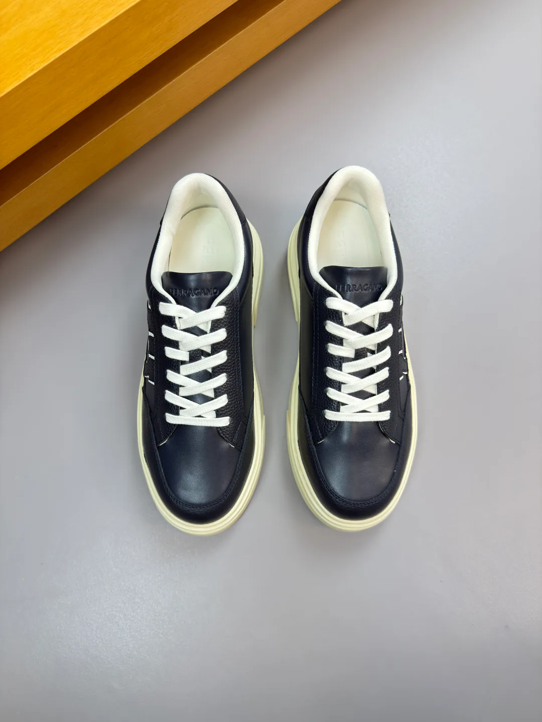 Кроссовки Женские Salvatore Ferragamo 11874844
