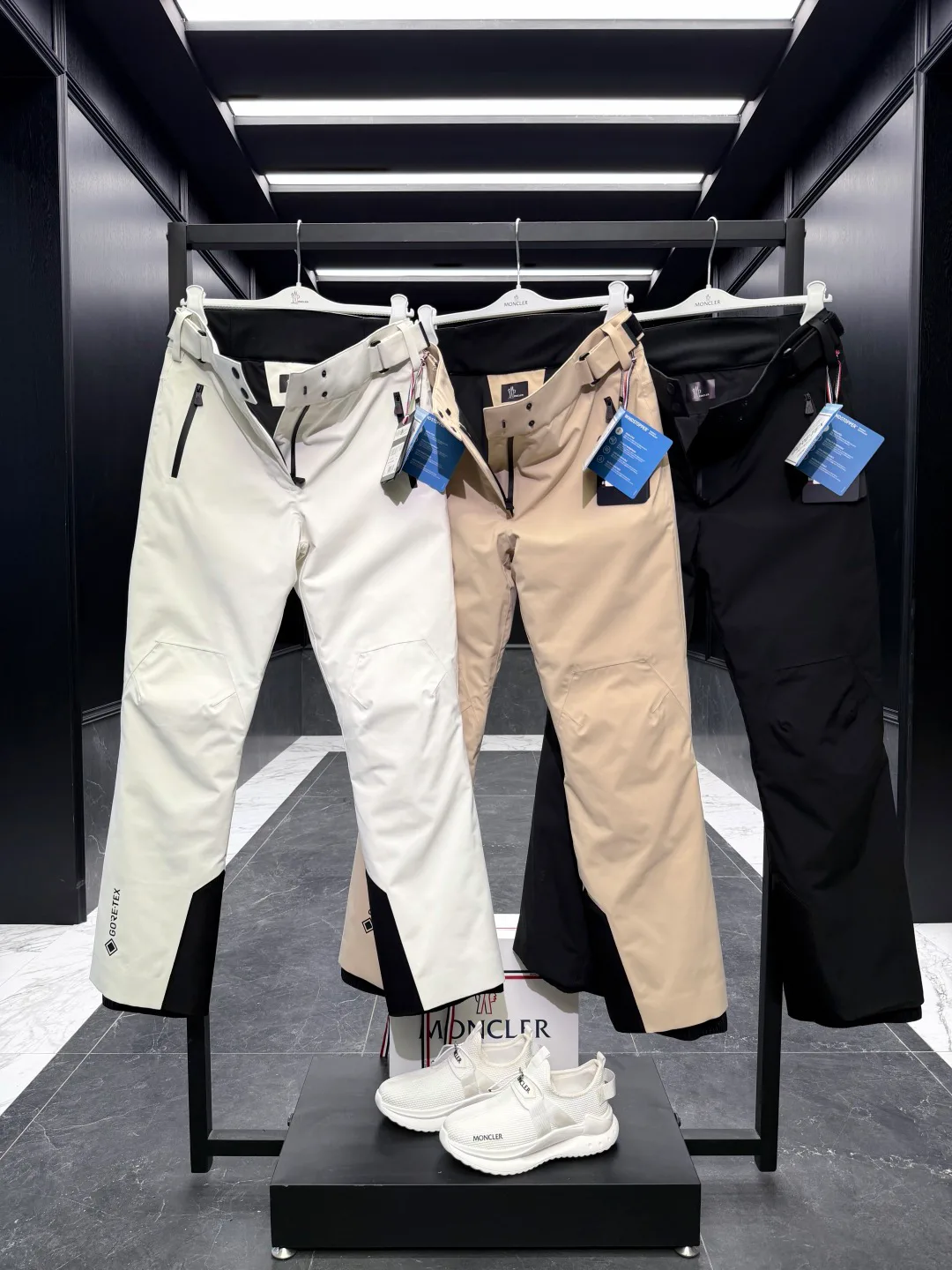 Брюки Женские Moncler 18725270