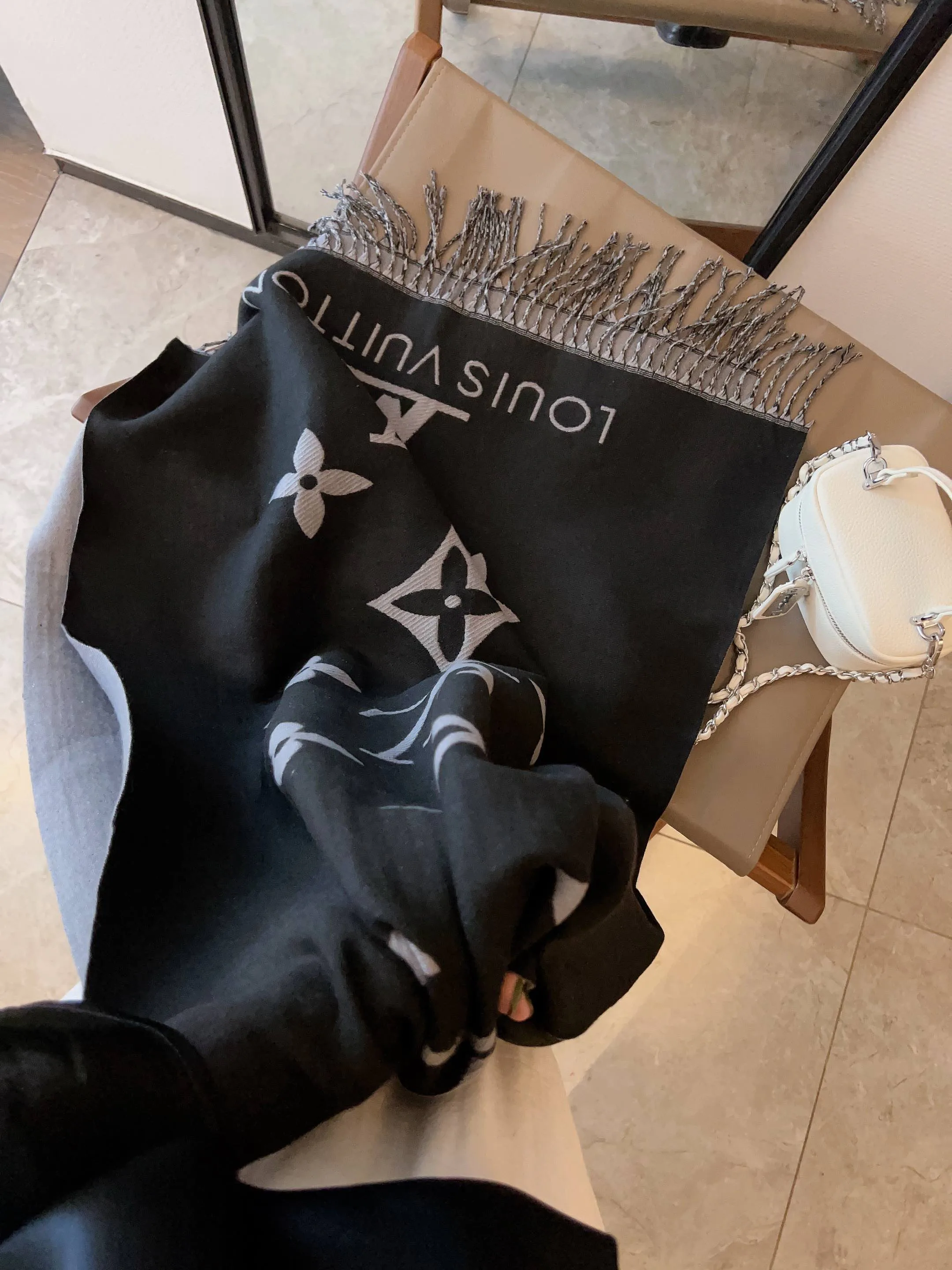 Шарфы Louis Vuitton 18322479