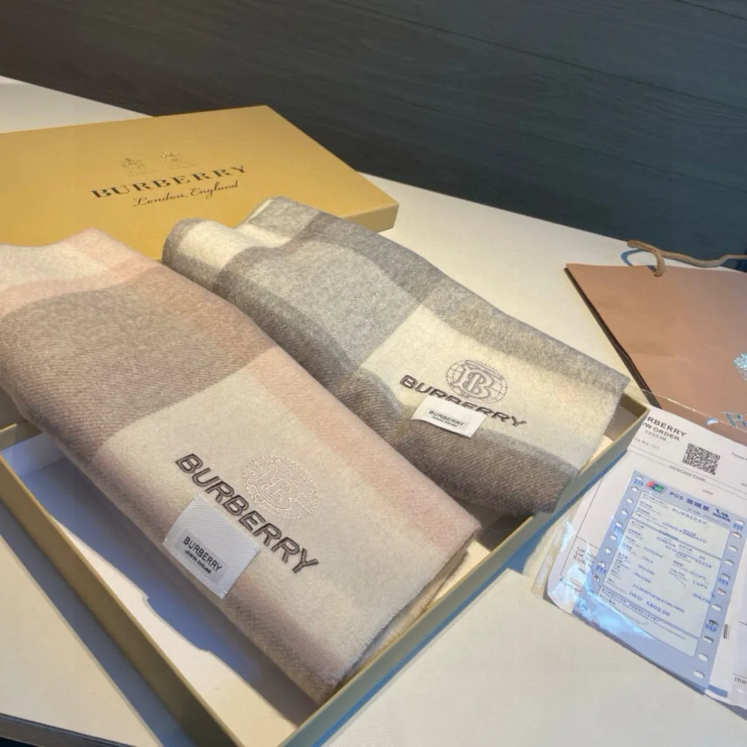 Шарфы Burberry 18449886
