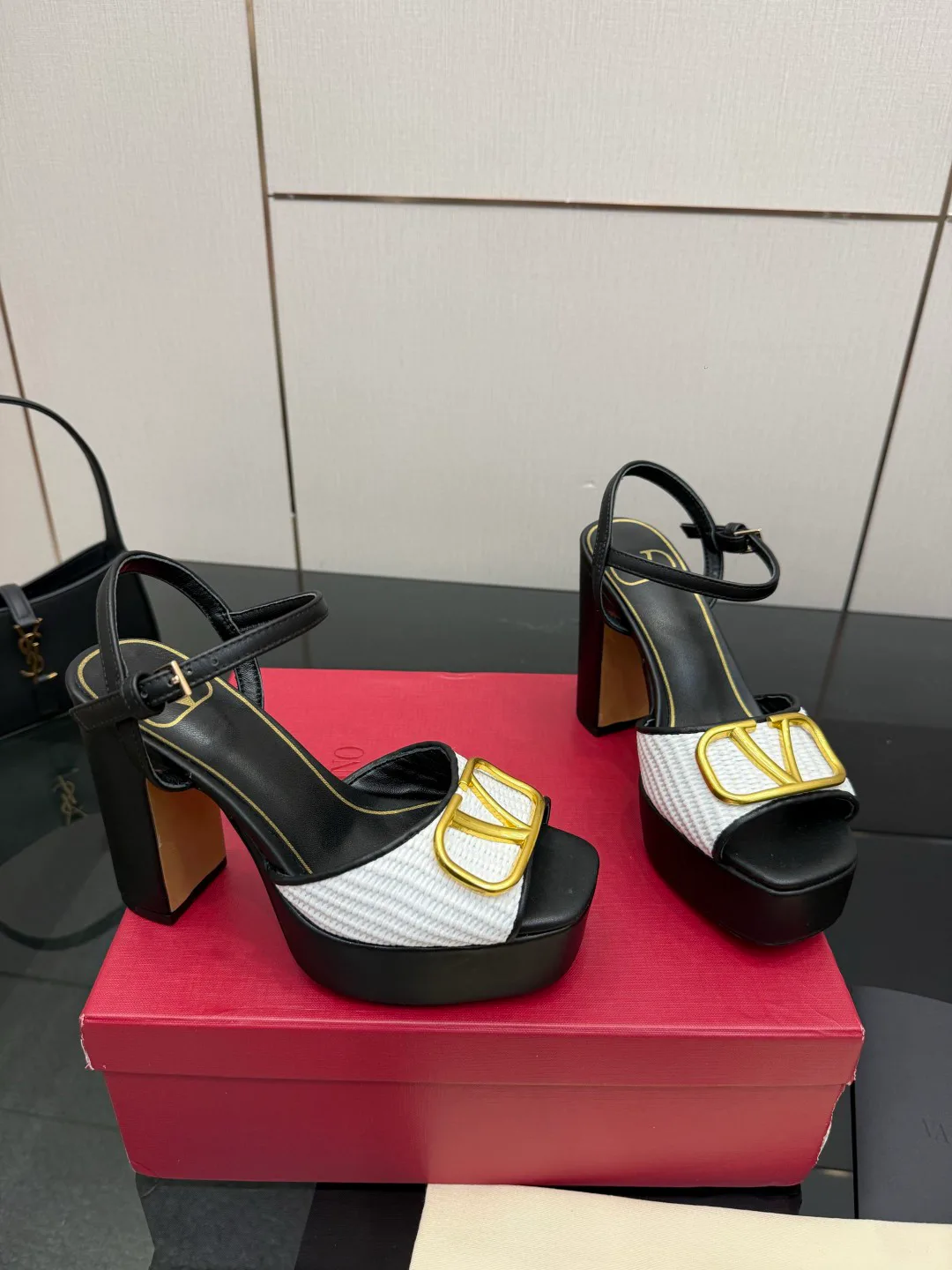 Босоножки Женские Valentino 13241317