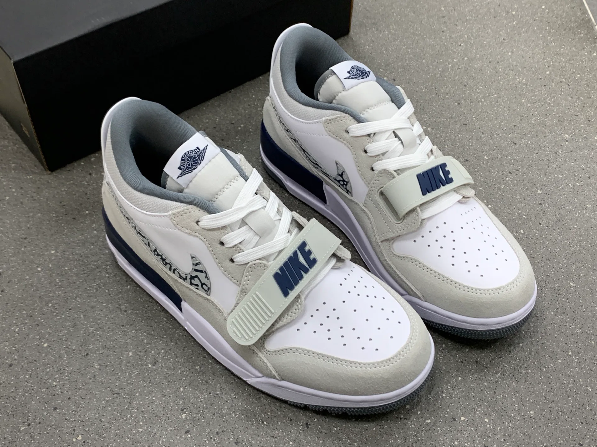 Кроссовки Женские Air Jordan 1261184