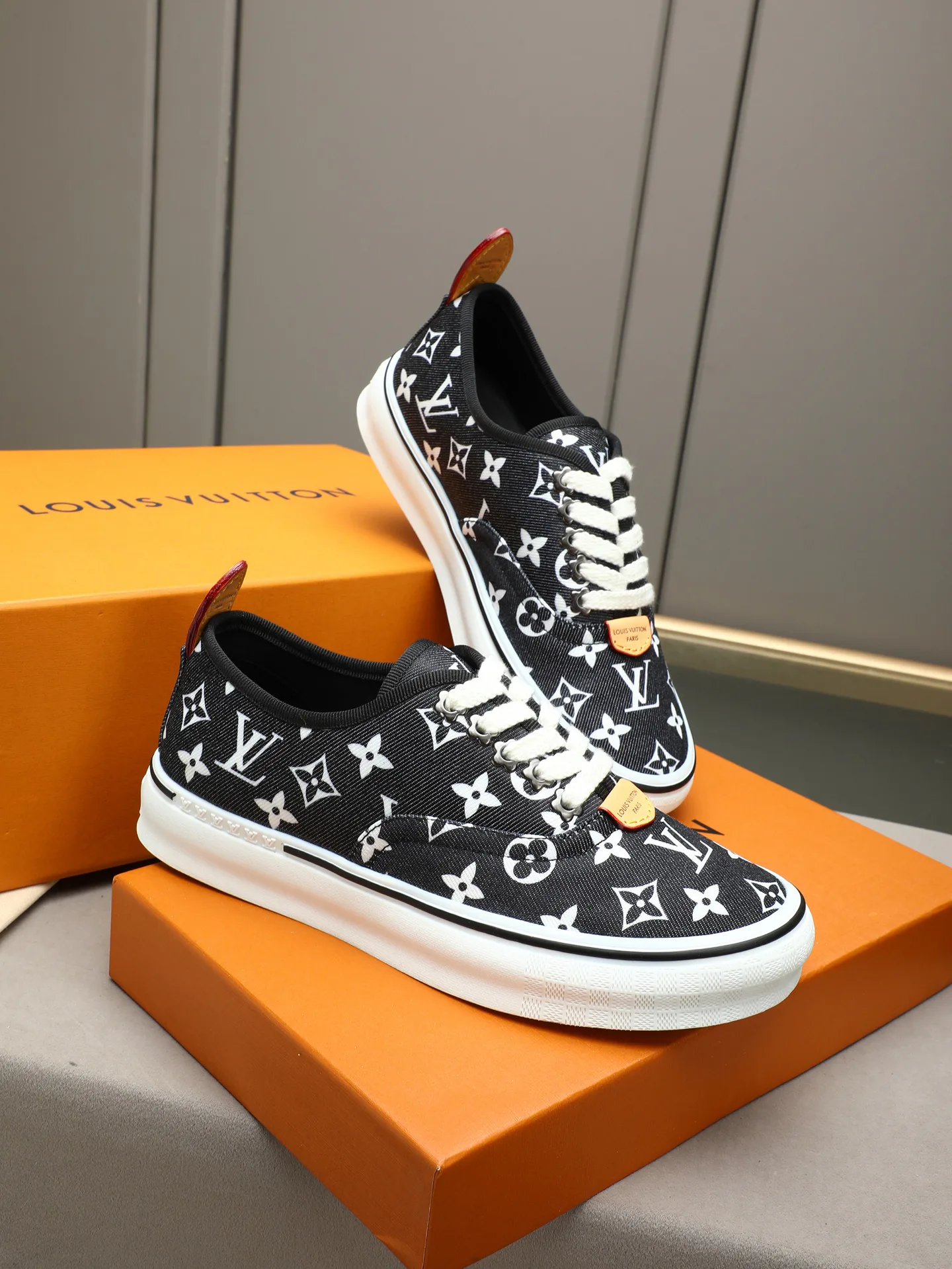 Кроссовки Женские Louis Vuitton 17947258