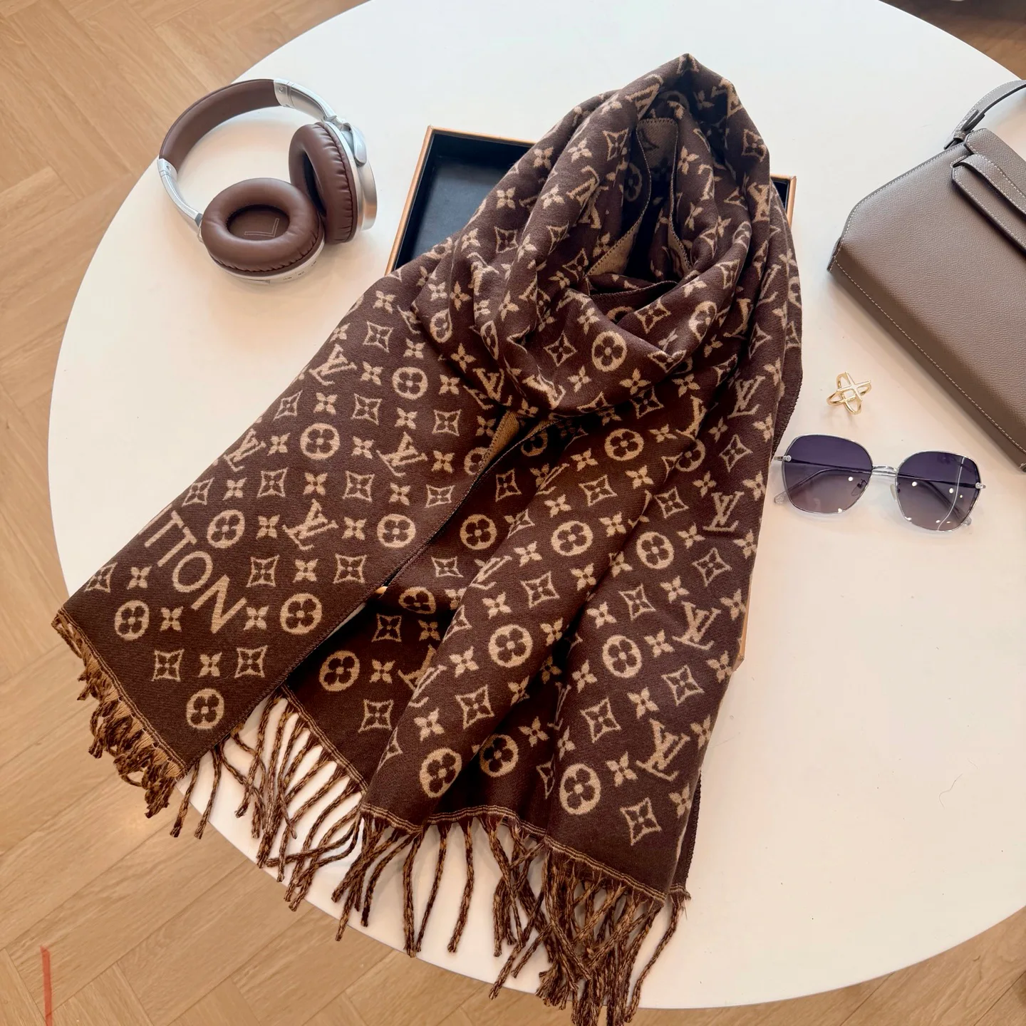 Шарфы Louis Vuitton 18105495