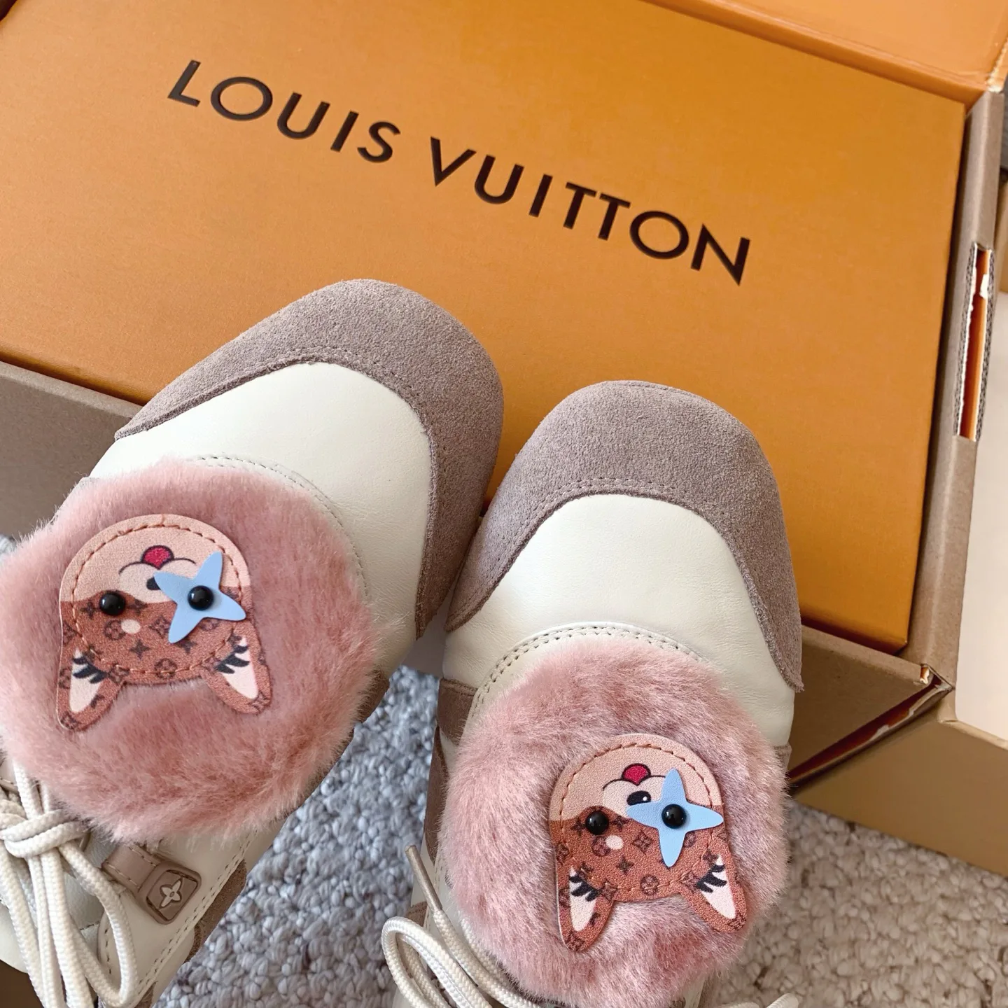 Кроссовки Женские Louis Vuitton 18375805