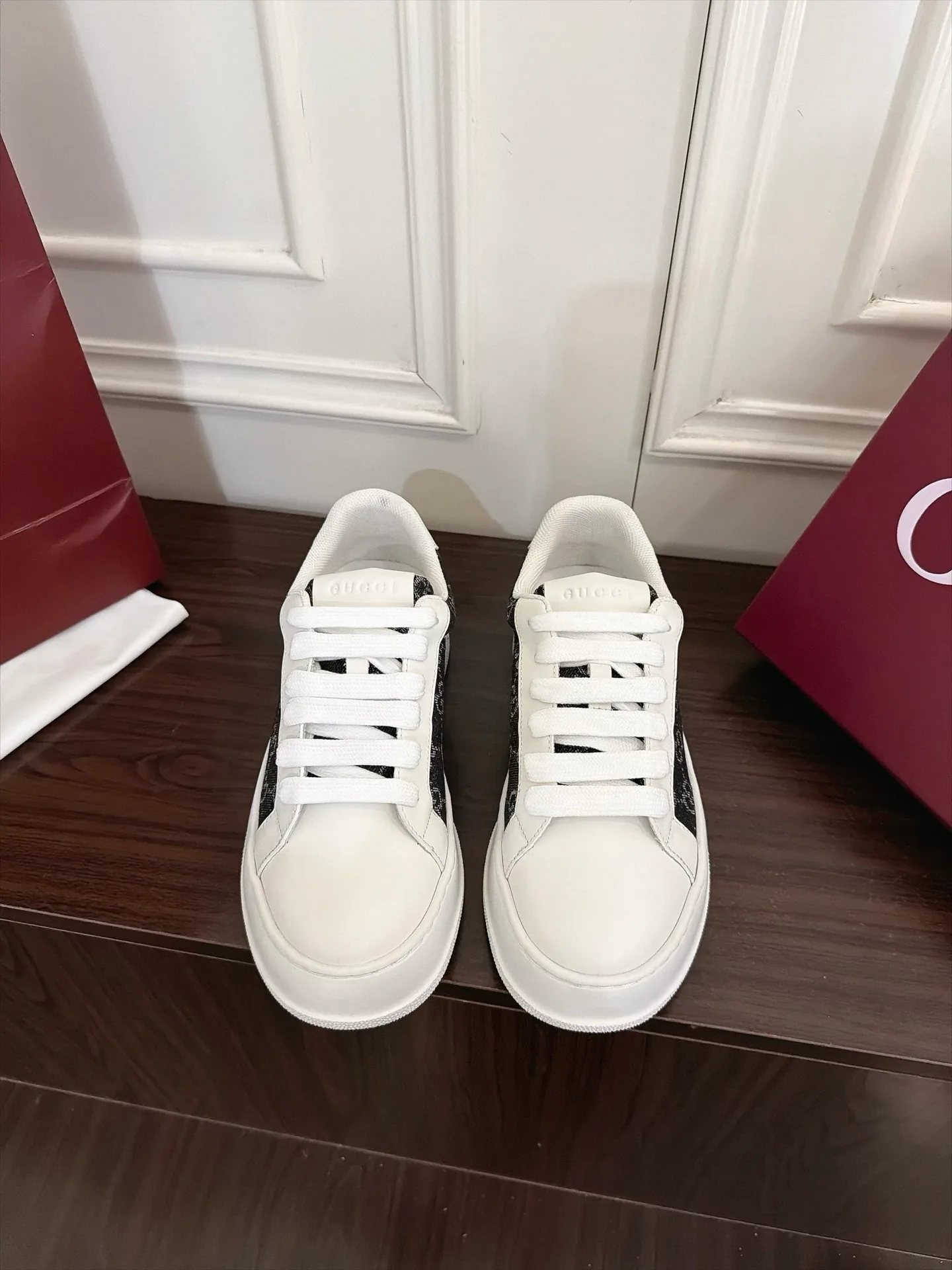 Кроссовки Женские Gucci 18889321