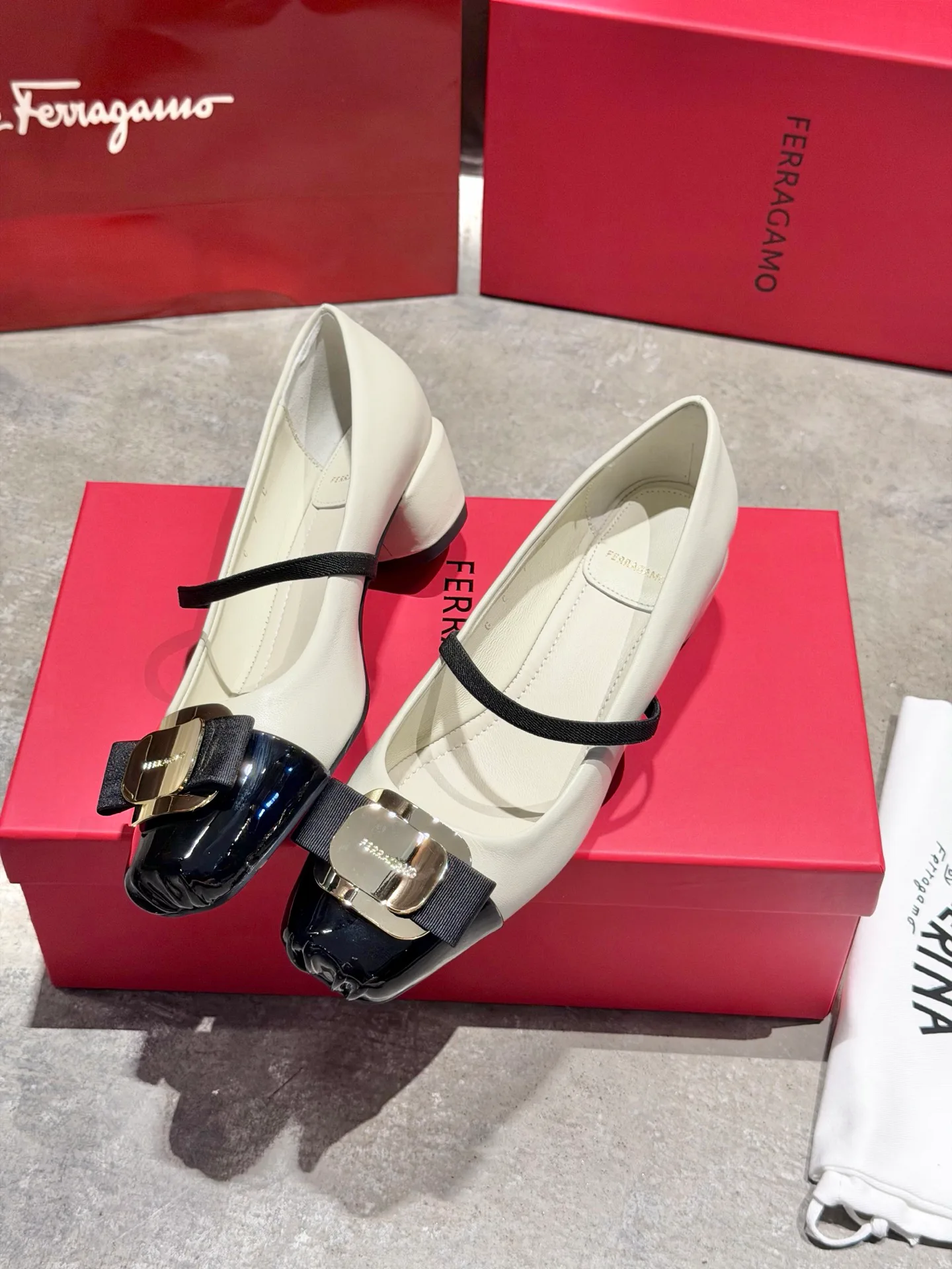 Туфли Женские Salvatore Ferragamo 17642553