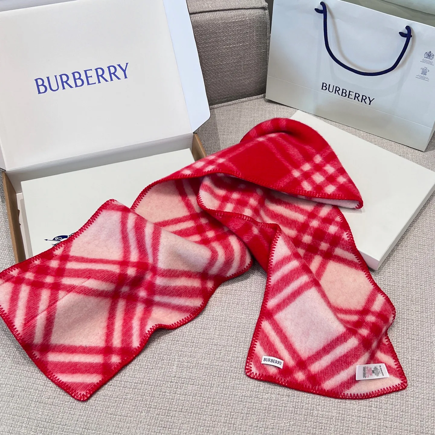 Шарфы Burberry 17945203
