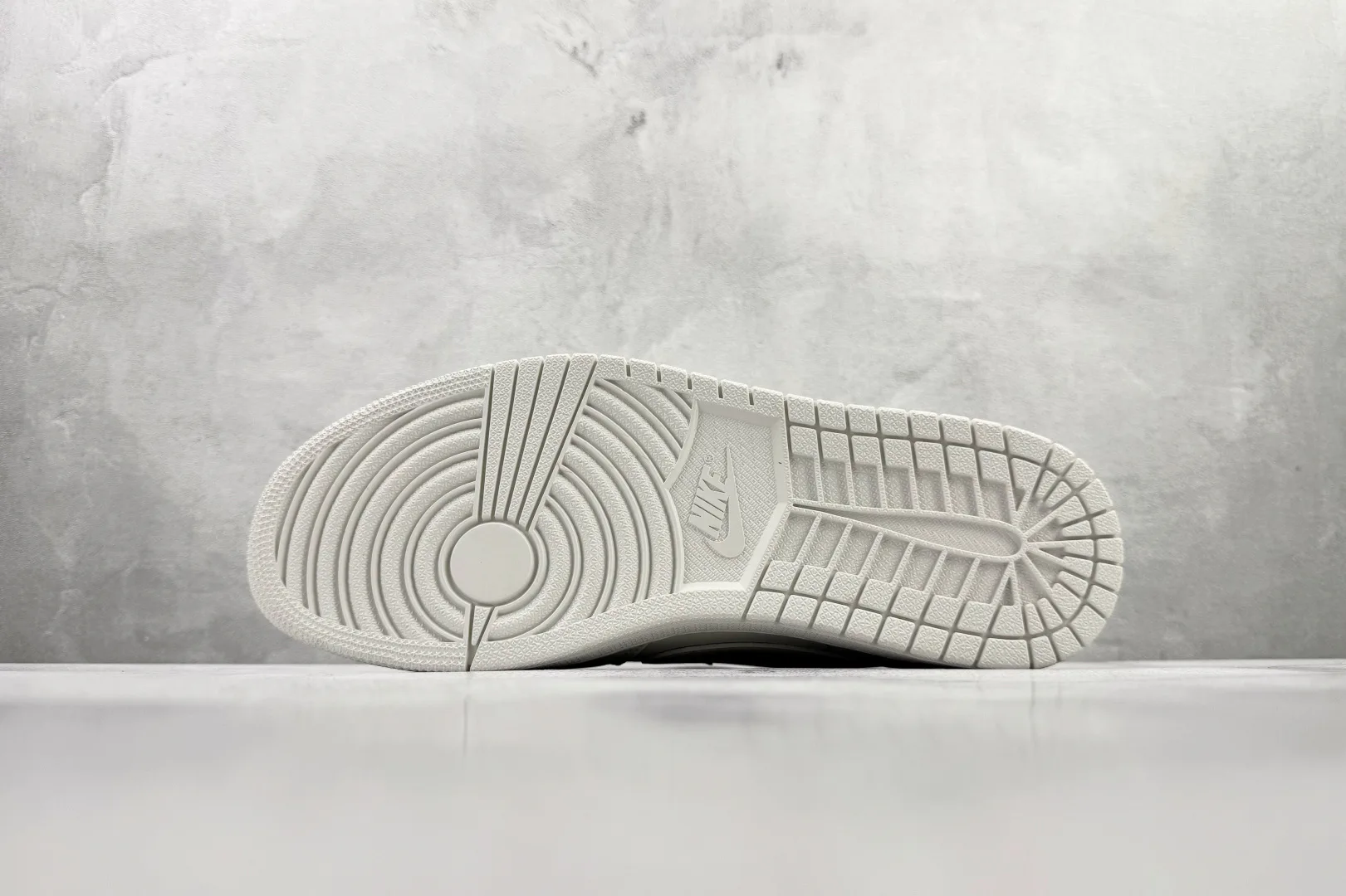 Кроссовки Женские Air Jordan 253743