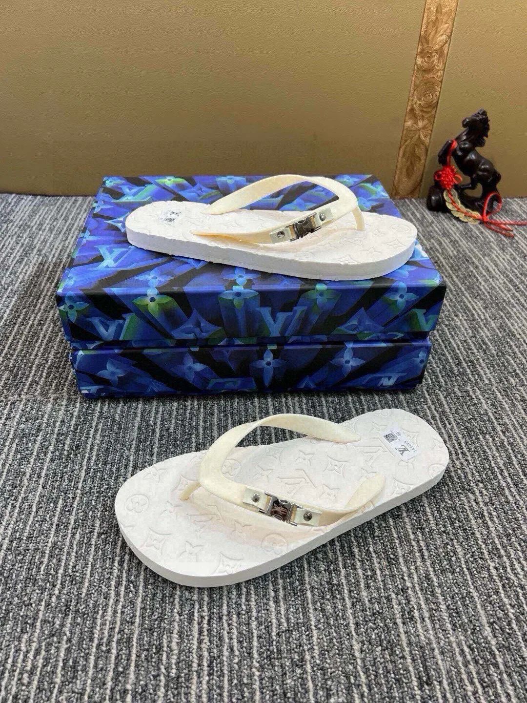 Шлепанцы Мужские Louis Vuitton 10646310