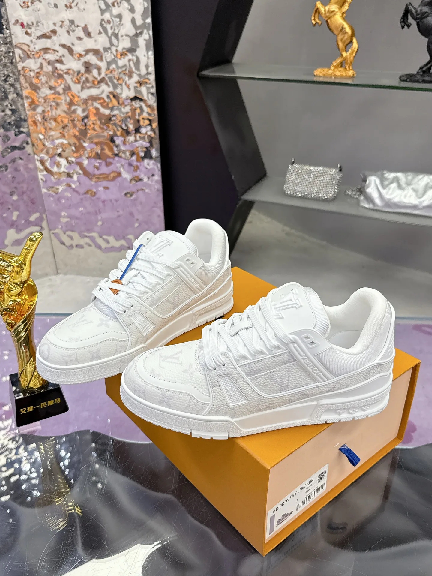 Кроссовки Женские Louis Vuitton 18104020