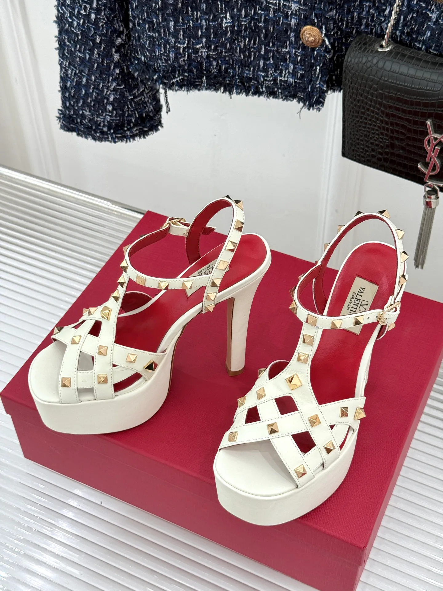 Босоножки Женские Valentino 18198294