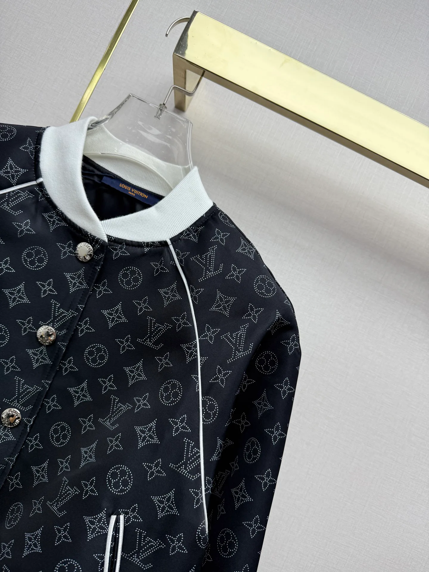 Куртки И Пуховики Женские Louis Vuitton 18348136