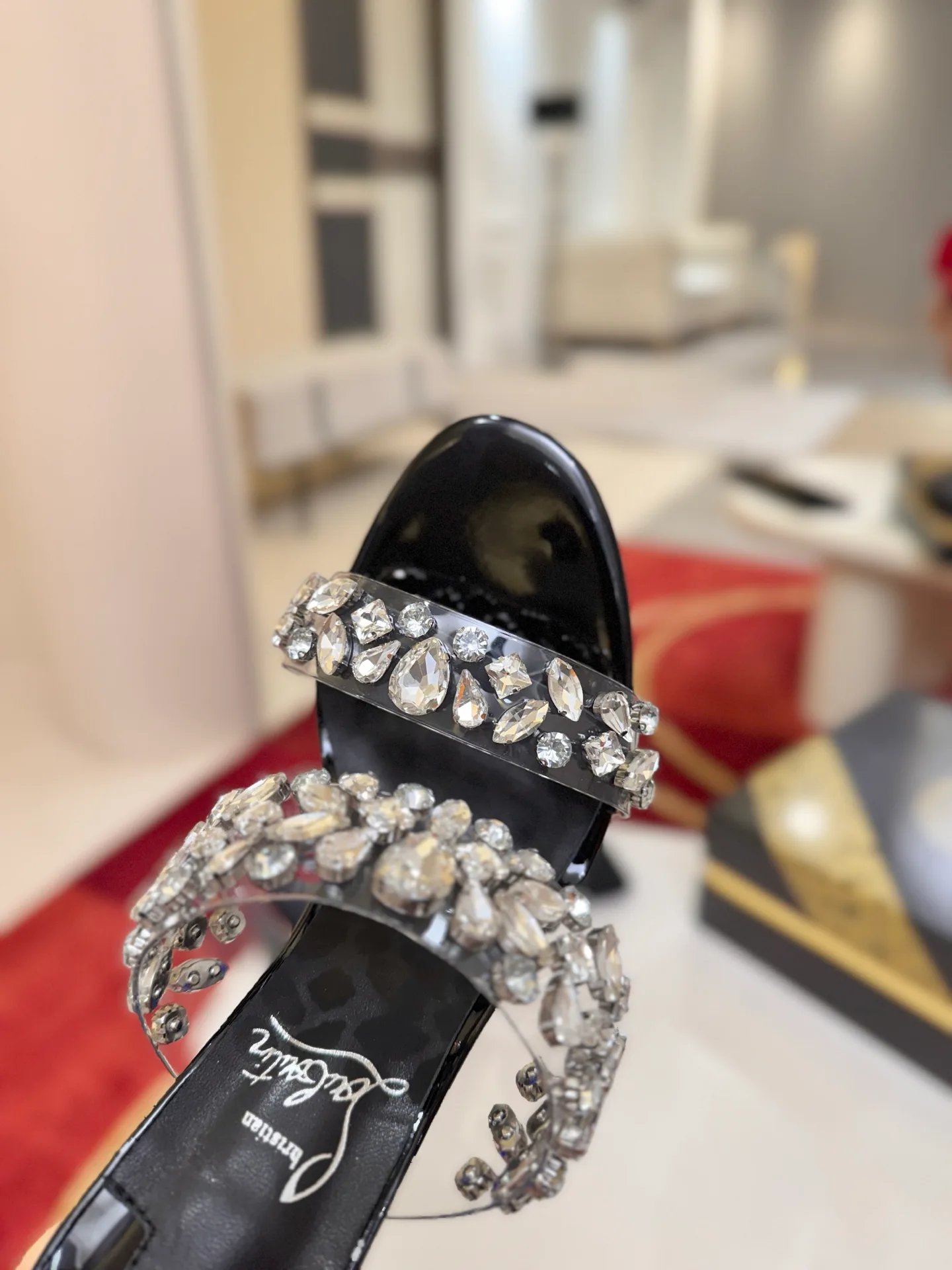 Босоножки Женские Christian Louboutin 18549160