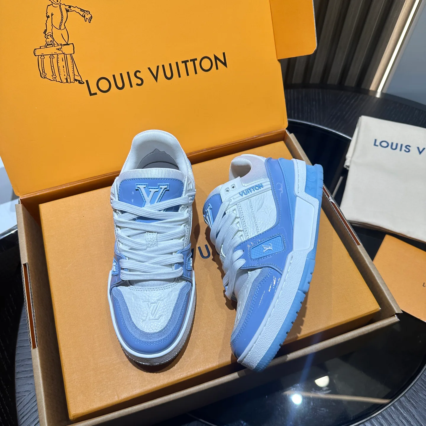 Кроссовки Женские Louis Vuitton 18192494