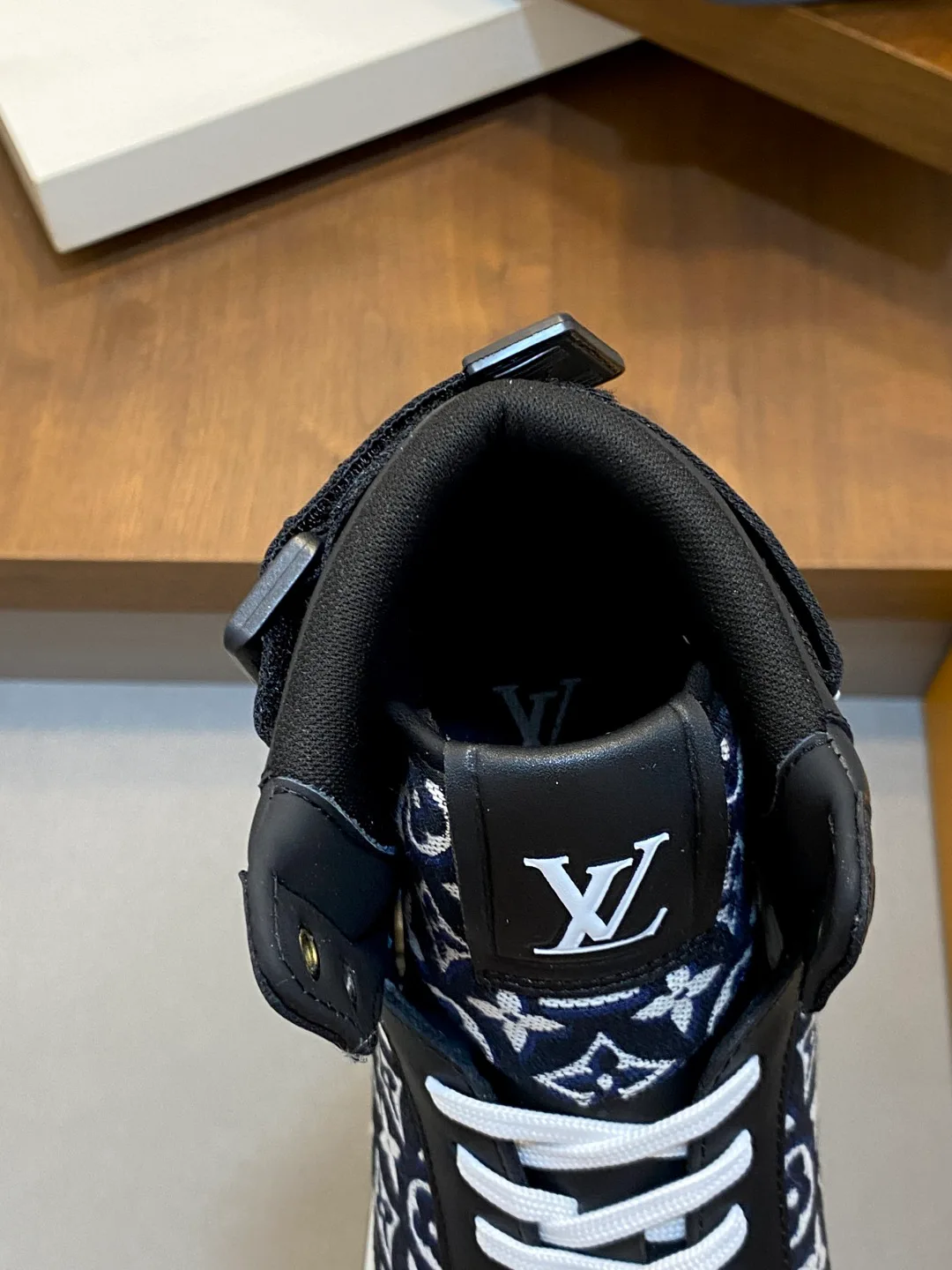 Кроссовки Мужские Louis Vuitton 18399950