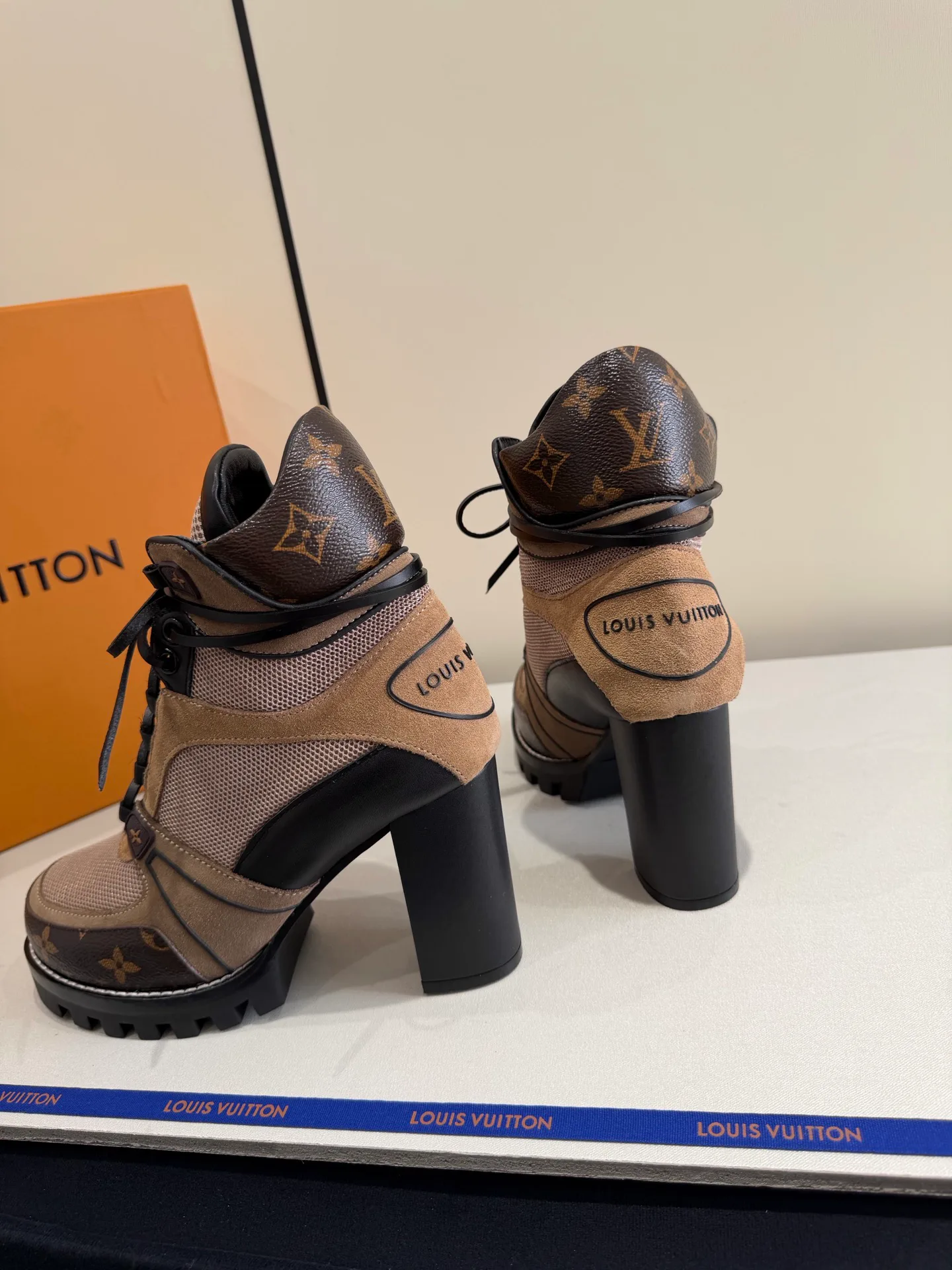 Ботинки Женские Louis Vuitton 19563680