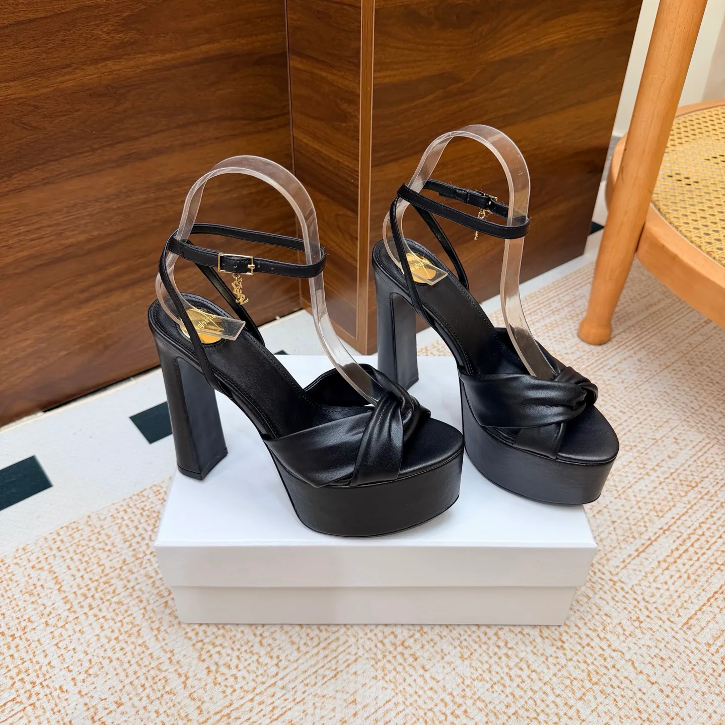 Босоножки Женские Saint Laurent 18104666