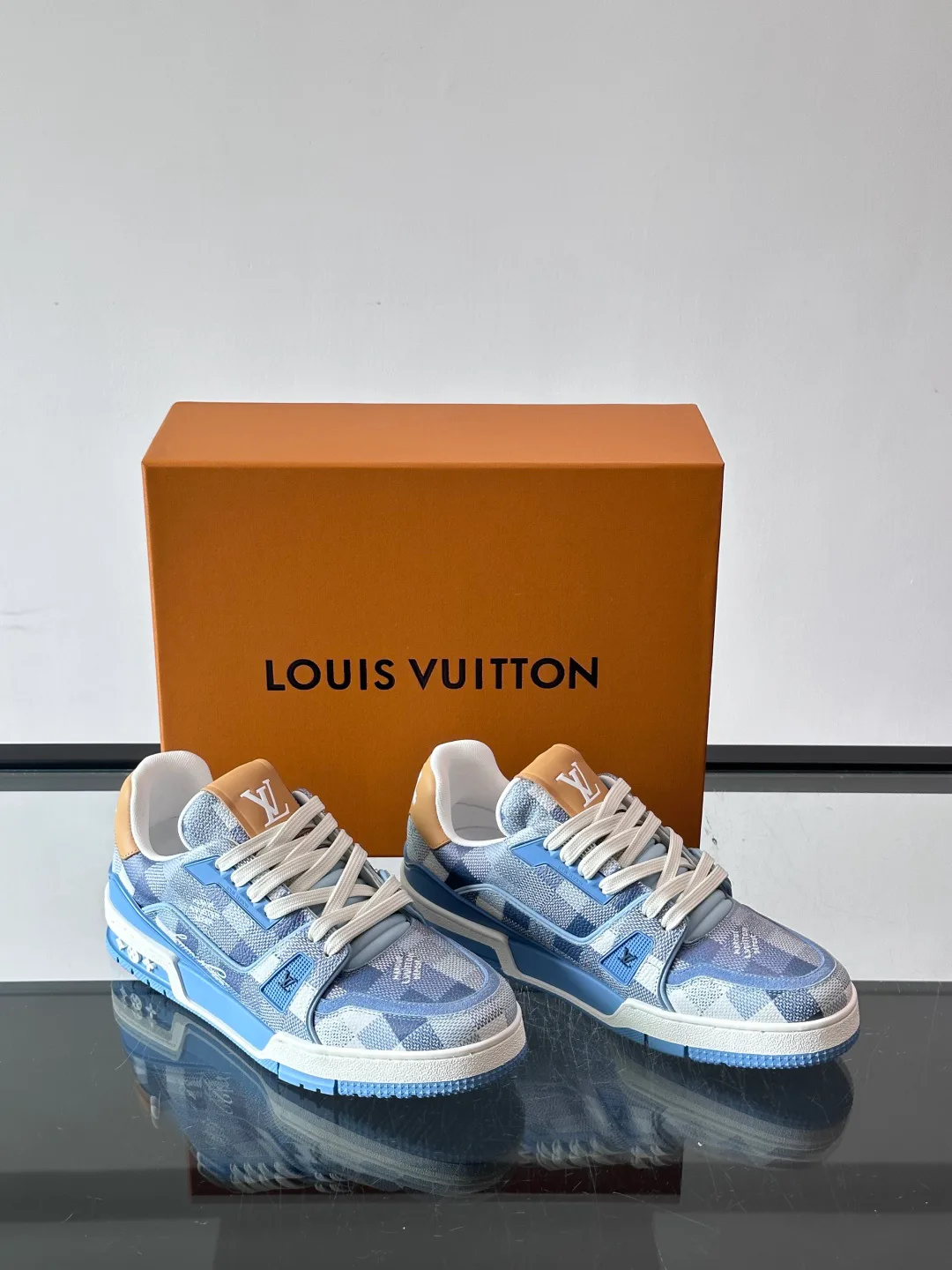 Кроссовки Женские Louis Vuitton 17608032