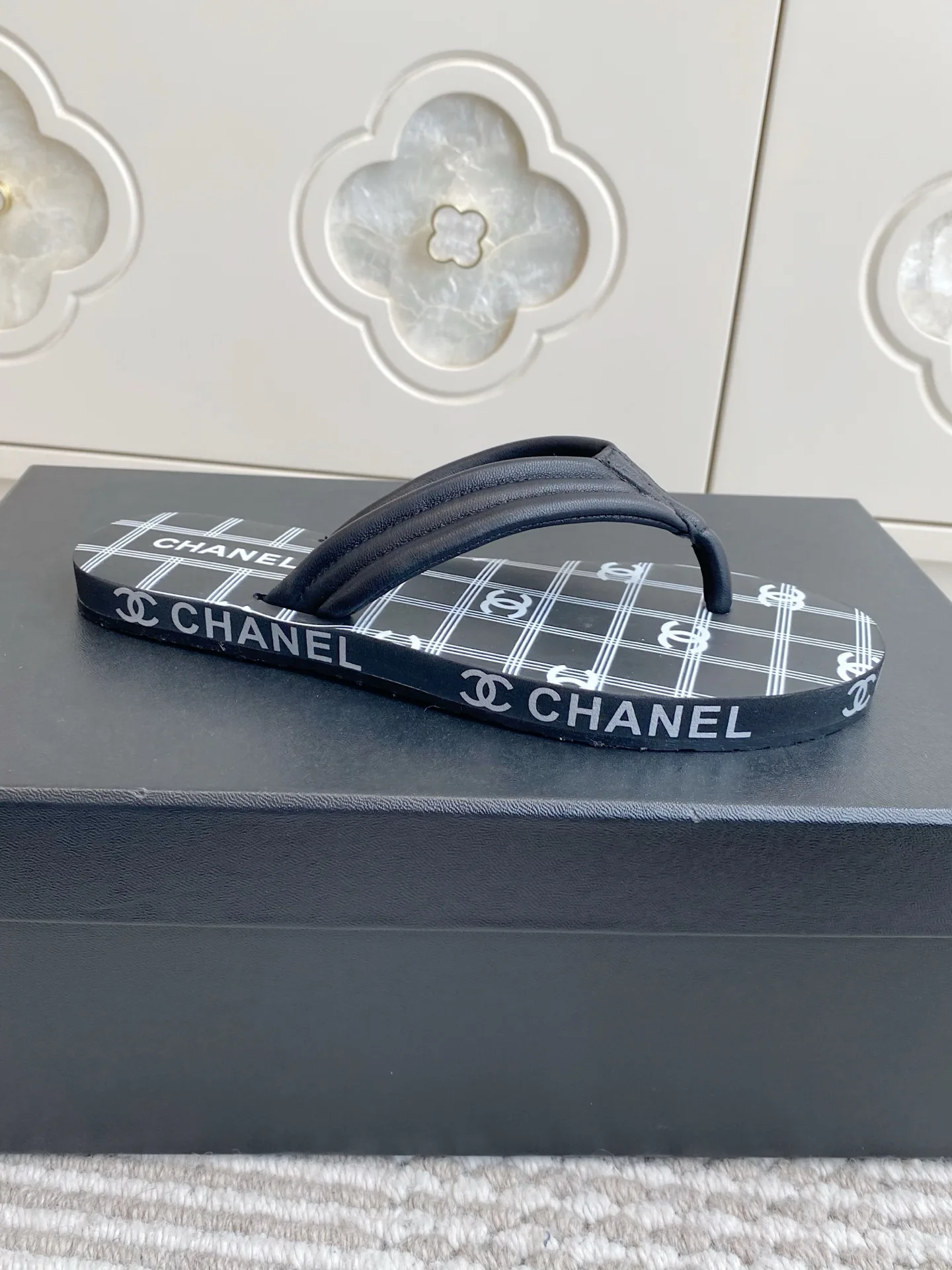 Шлепанцы Женские Chanel 11909743