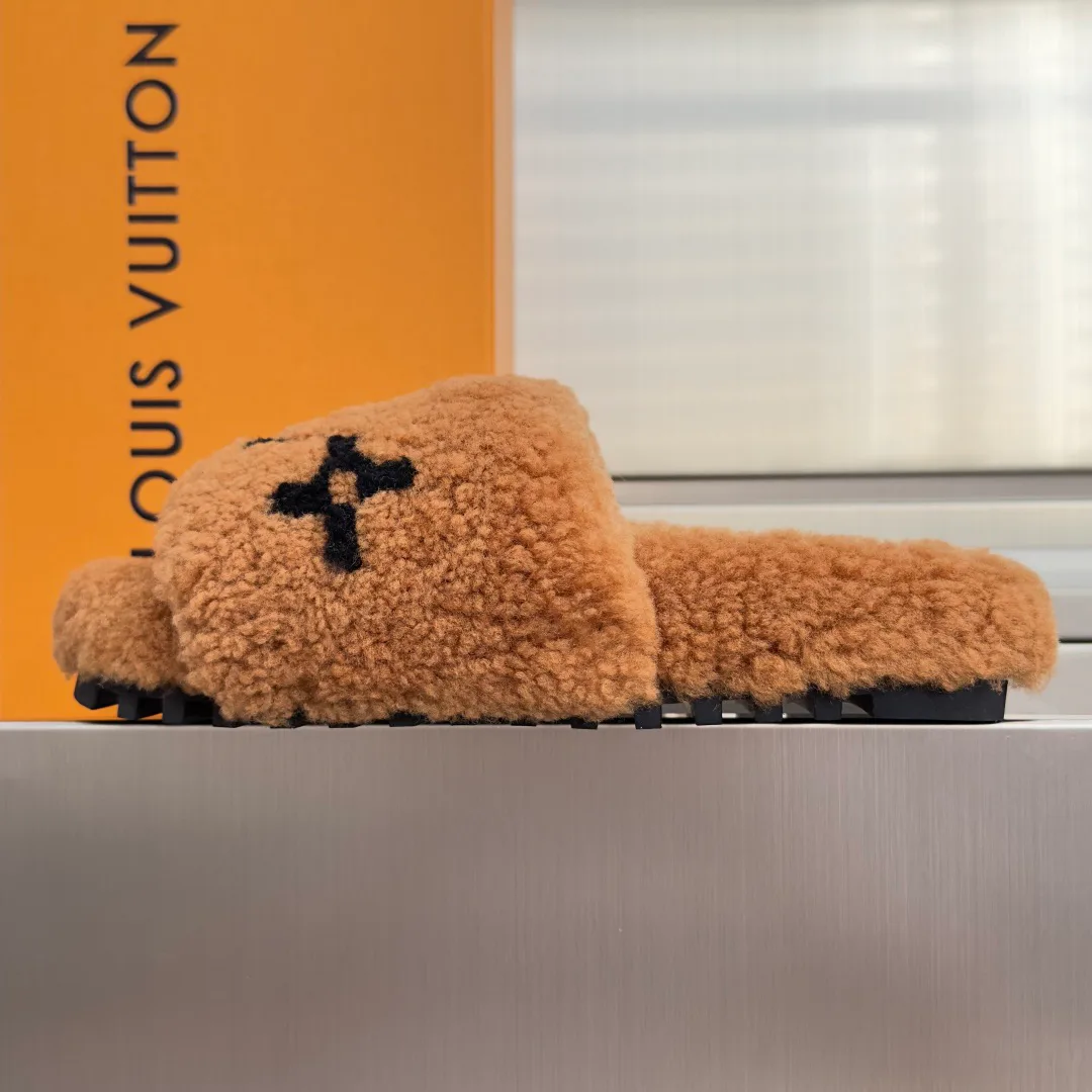 Тапочки Женские Louis Vuitton 18741704