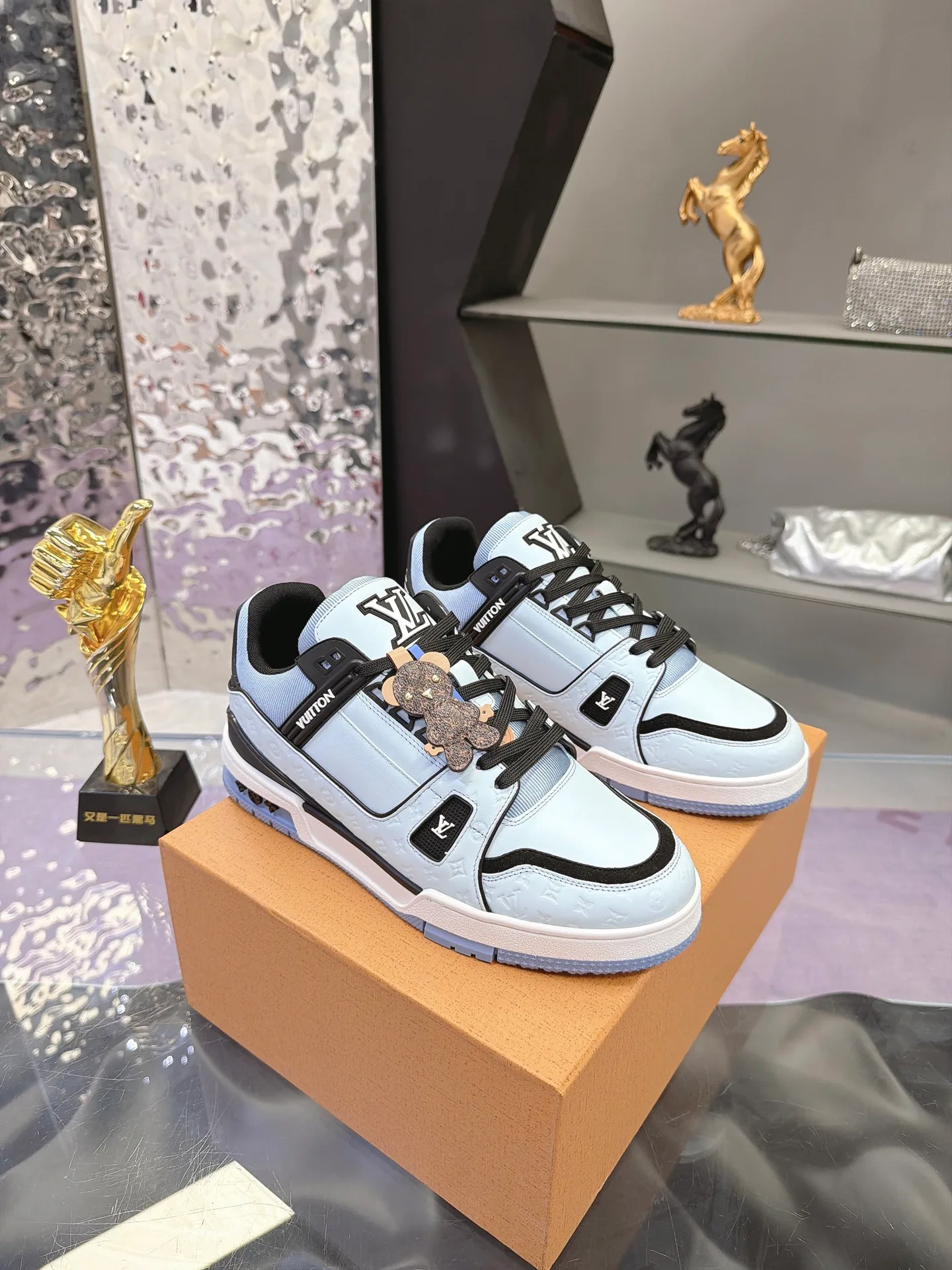 Кроссовки Женские Louis Vuitton 17930929