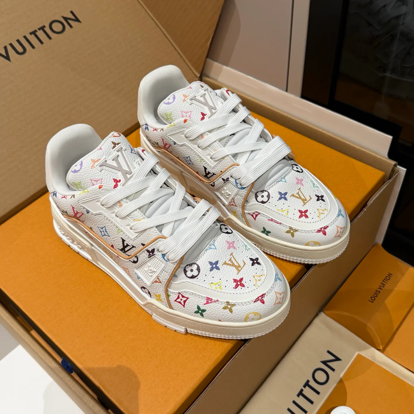 Кроссовки Женские Louis Vuitton 18121549