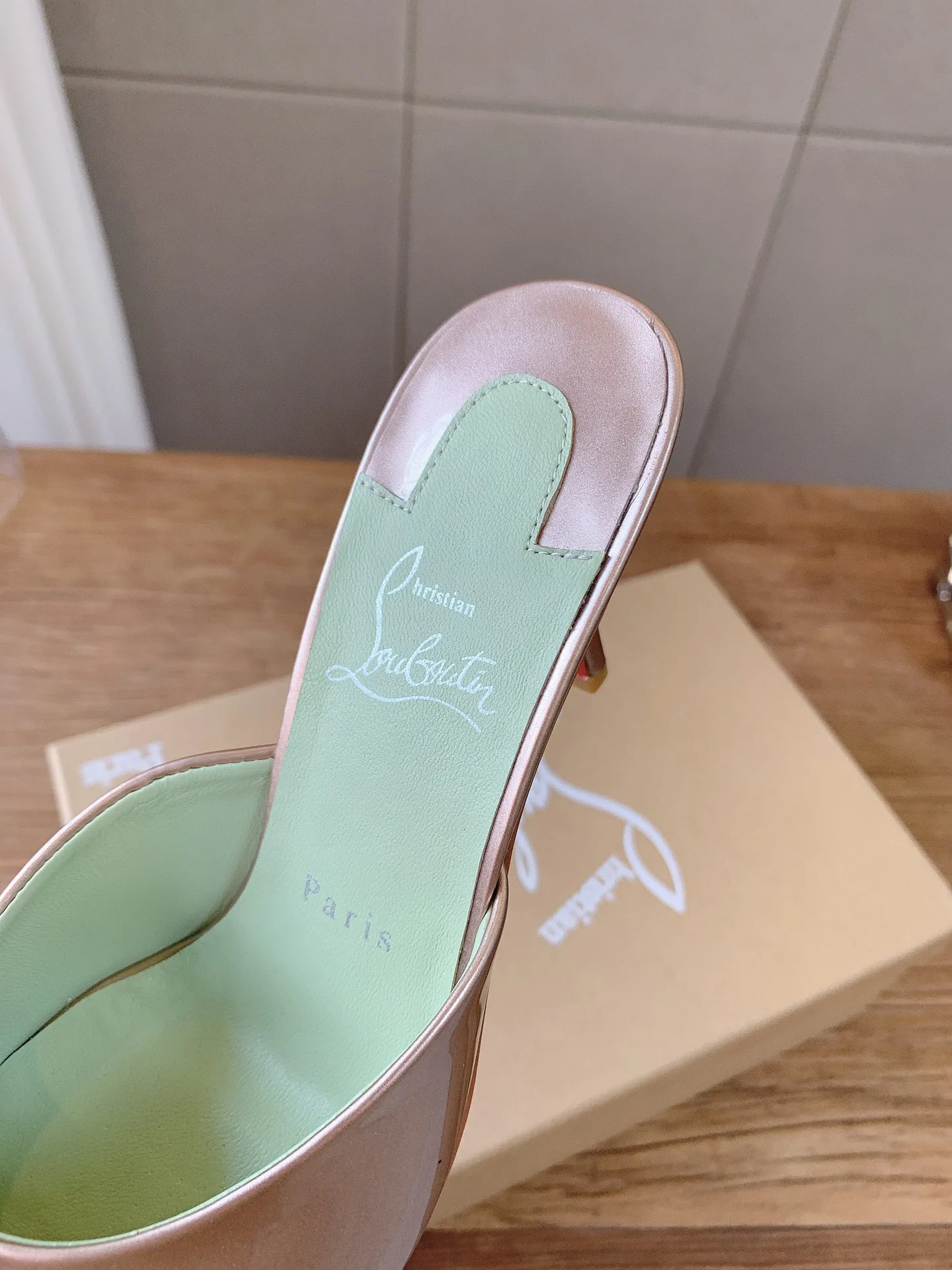 Туфли Женские Christian Louboutin 19673375