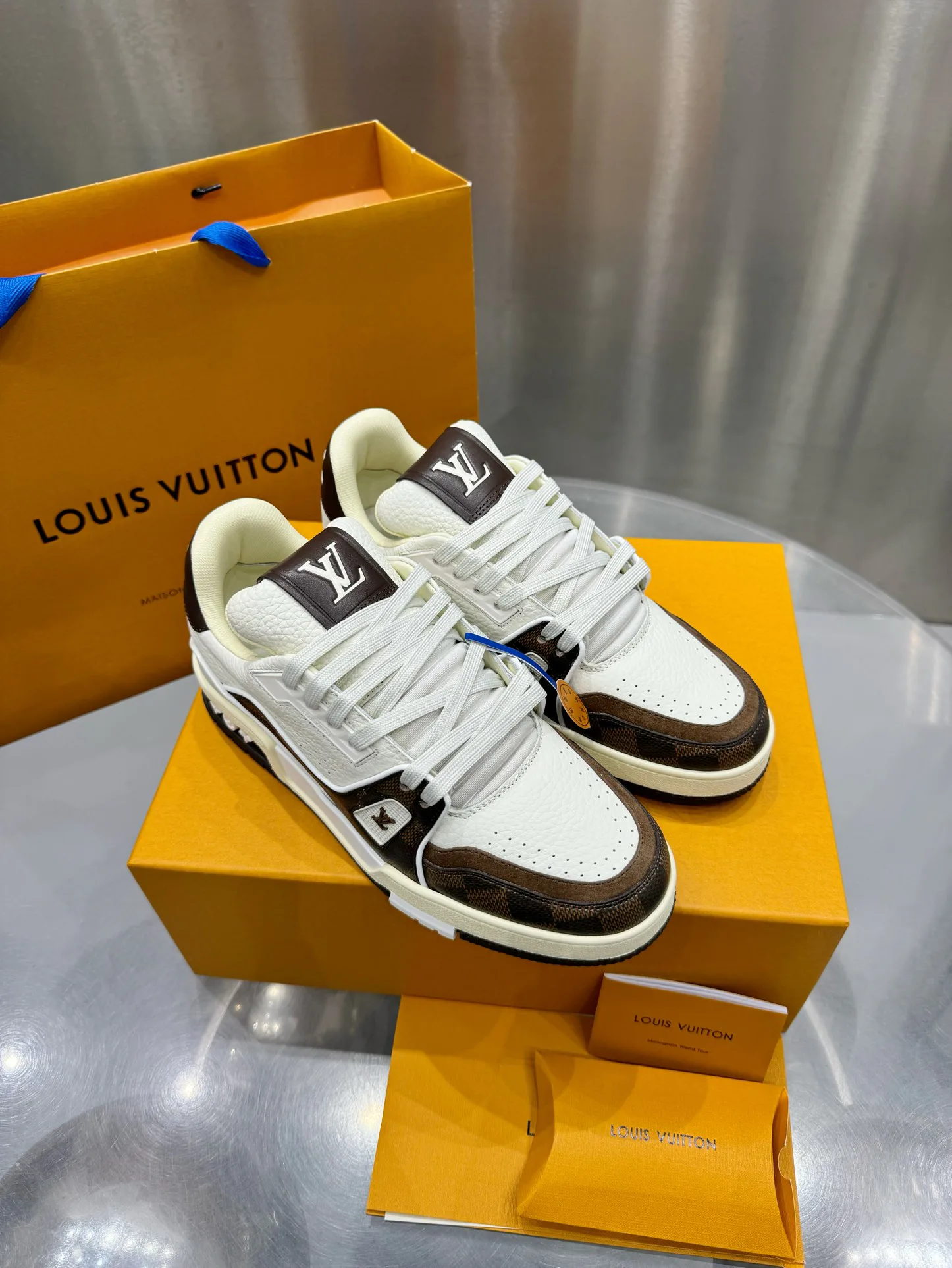 Кроссовки Женские Louis Vuitton 19073372