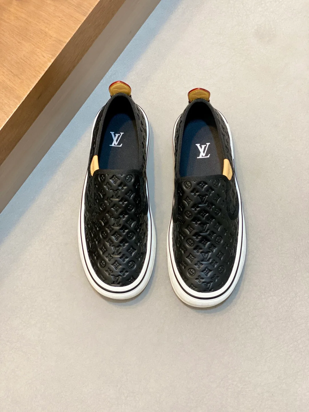Кроссовки Мужские Louis Vuitton 18880502