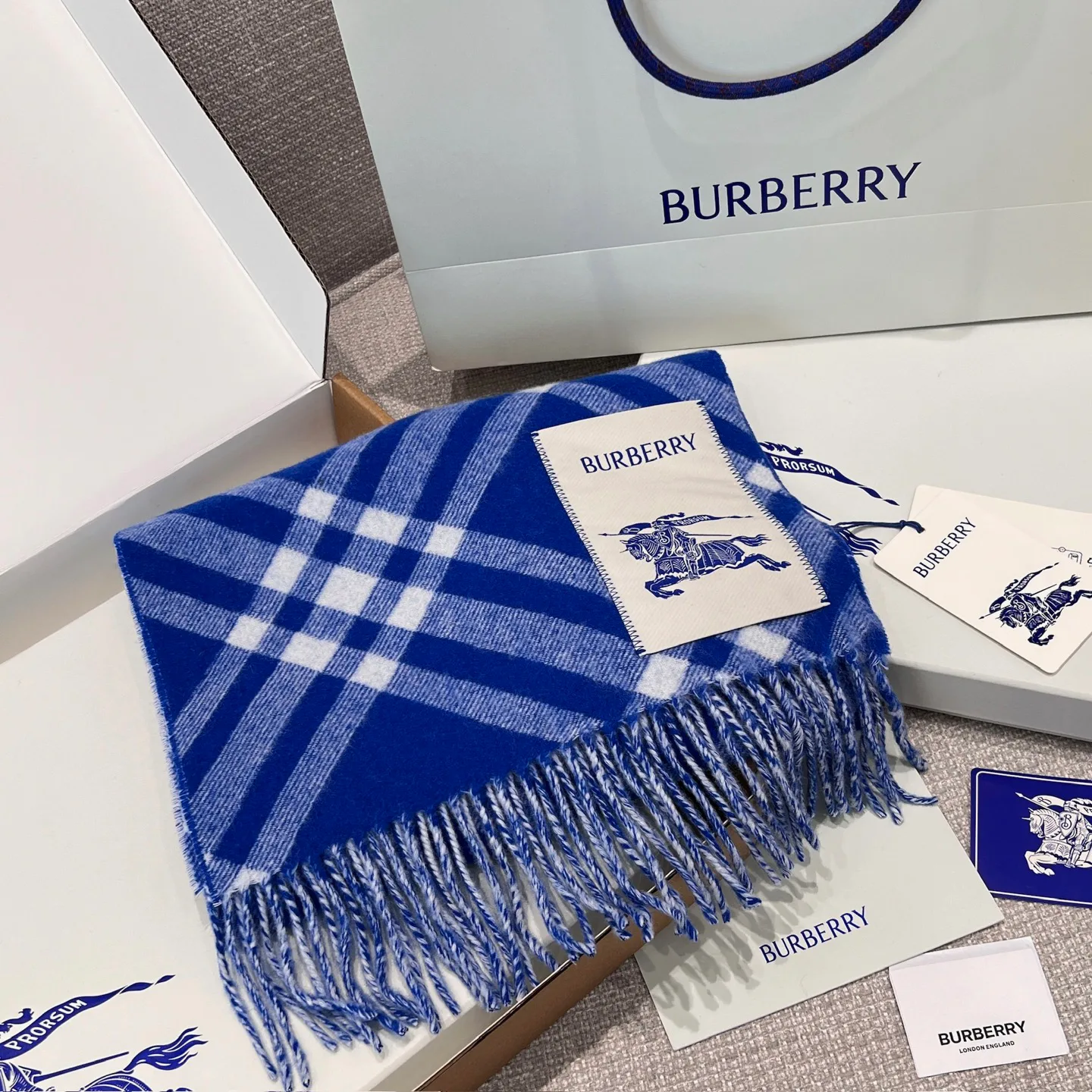 Шарфы Burberry 17945519