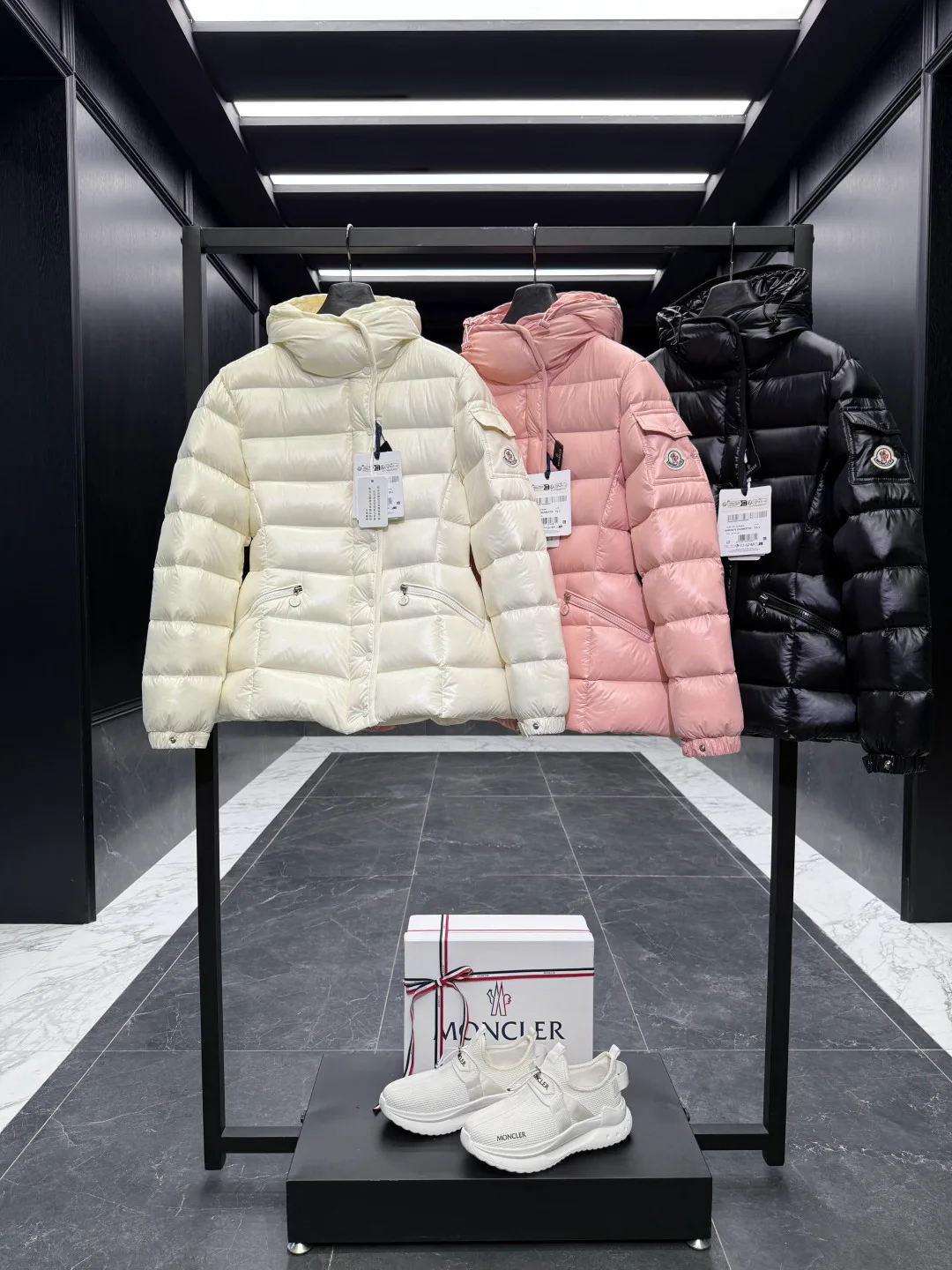 Куртки И Пуховики Женские Moncler 18689139