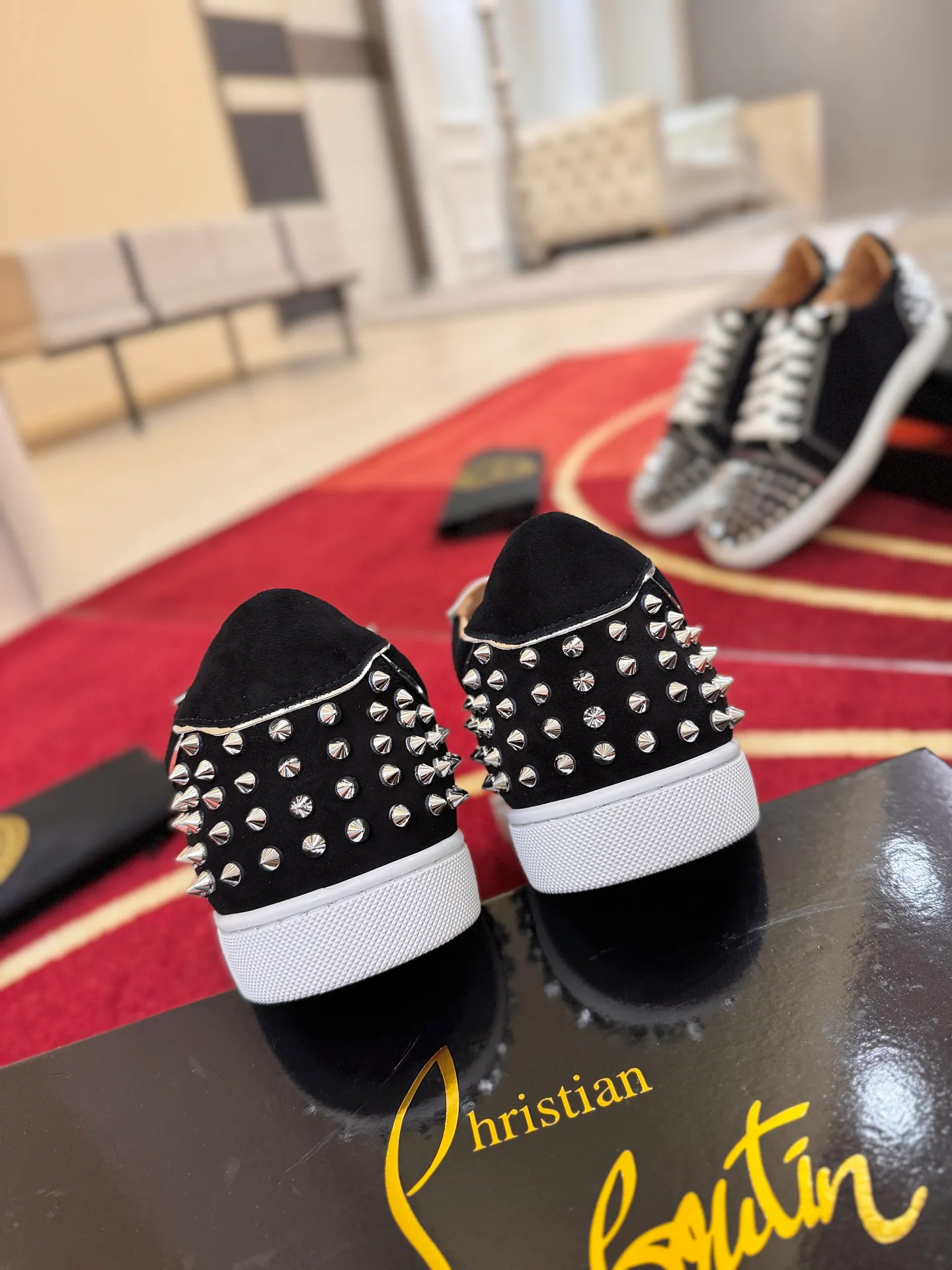 Кроссовки Женские Christian Louboutin 19636672