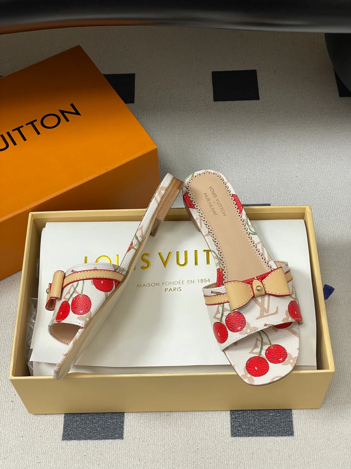 Шлепанцы Женские Louis Vuitton 3361686