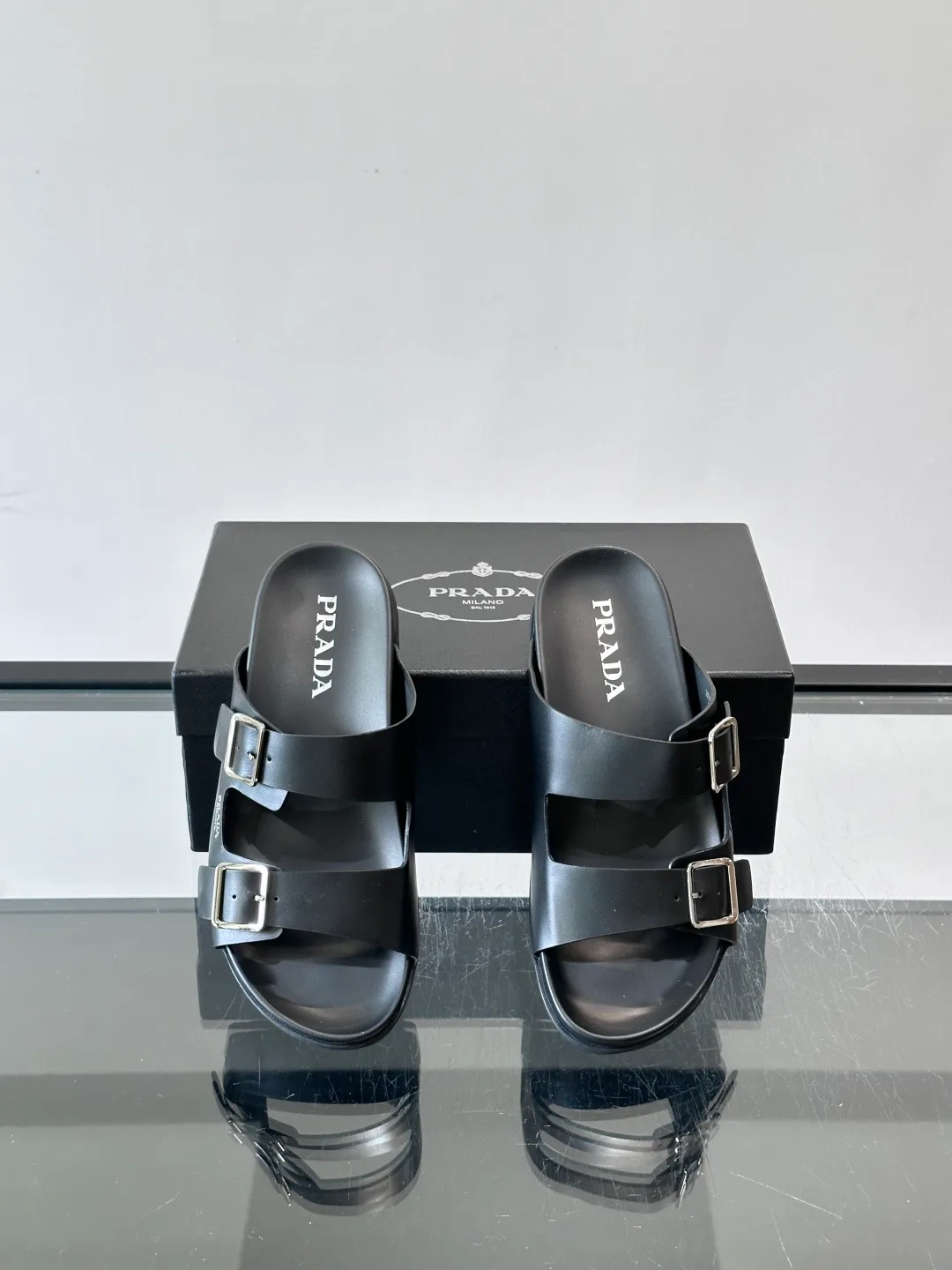 Шлепанцы Женские Prada 17689200