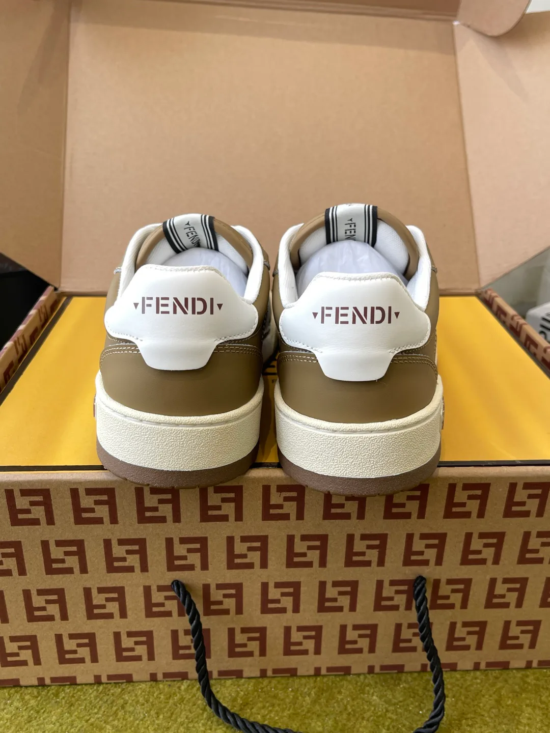 Кроссовки Женские Fendi 18737575