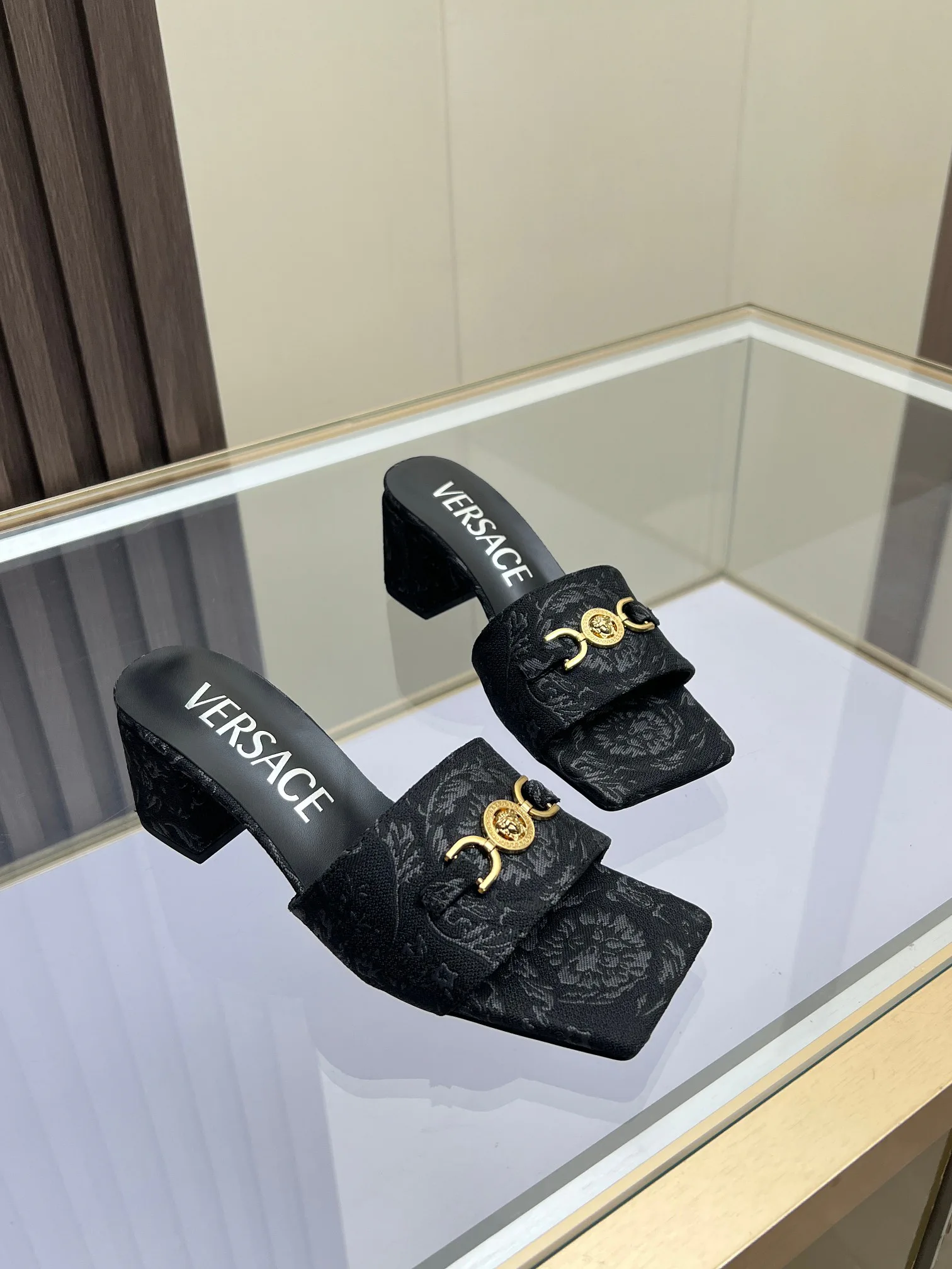 Босоножки Женские Versace 18198224