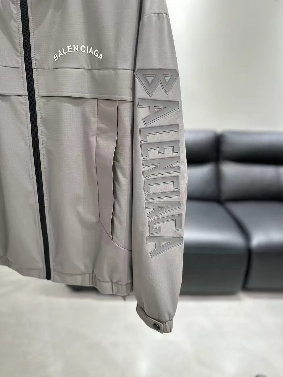 Куртки И Пуховики Женские Balenciaga 17944124