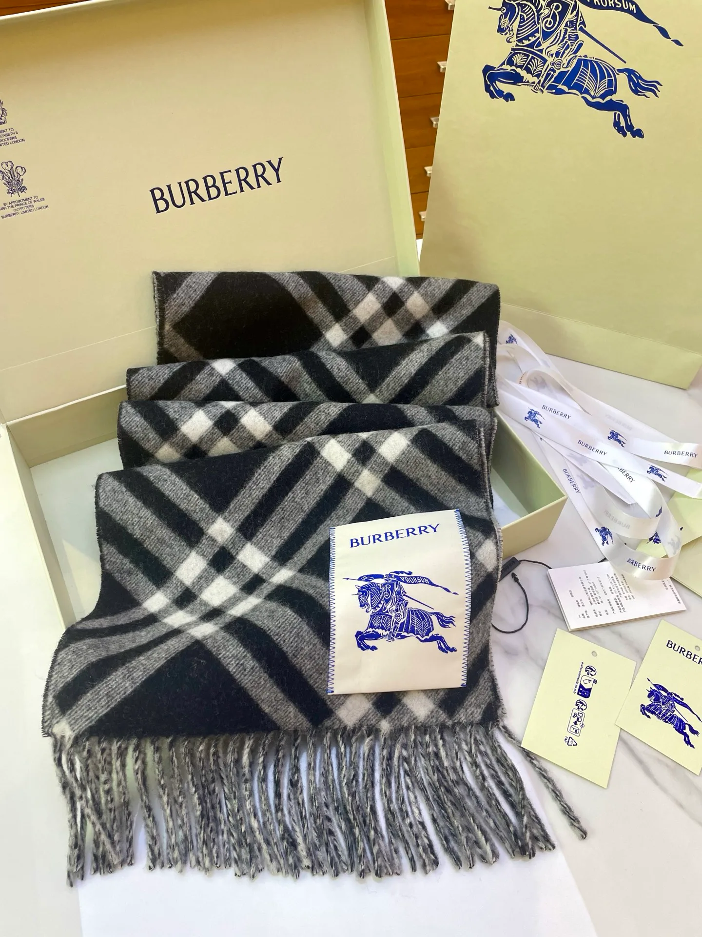 Шарфы Burberry 318589