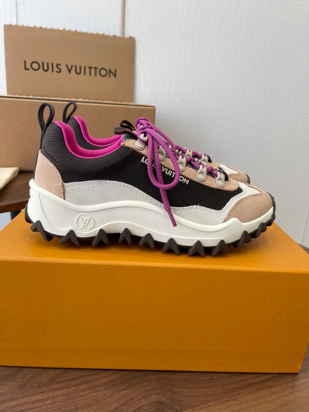 Кроссовки Женские Louis Vuitton 11483241