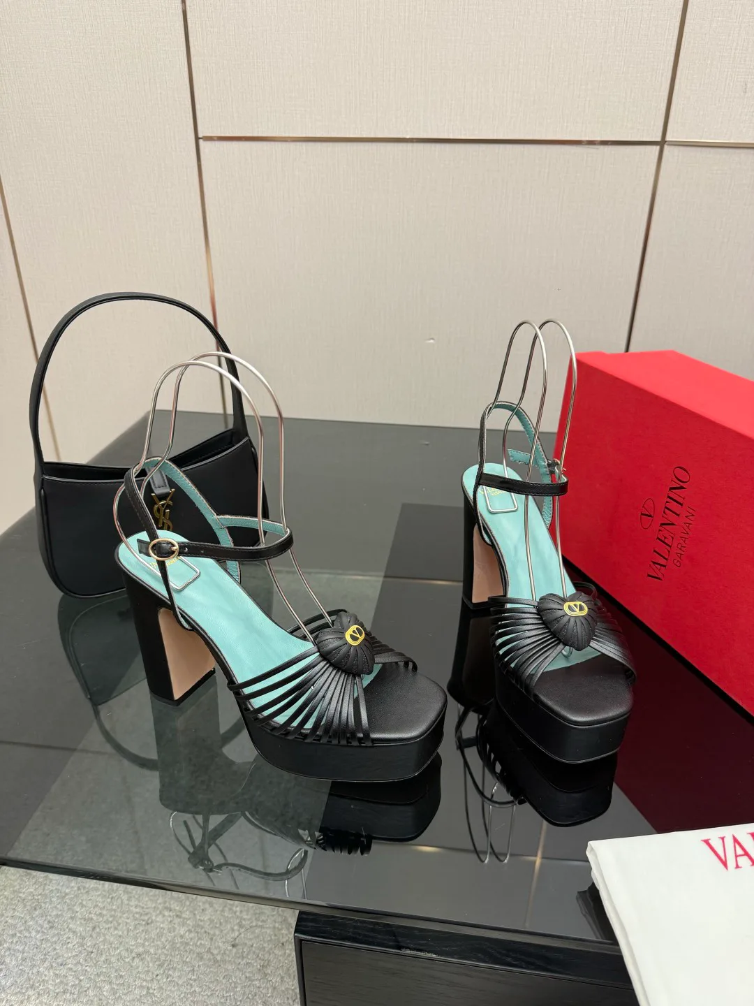 Босоножки Женские Valentino 5052050