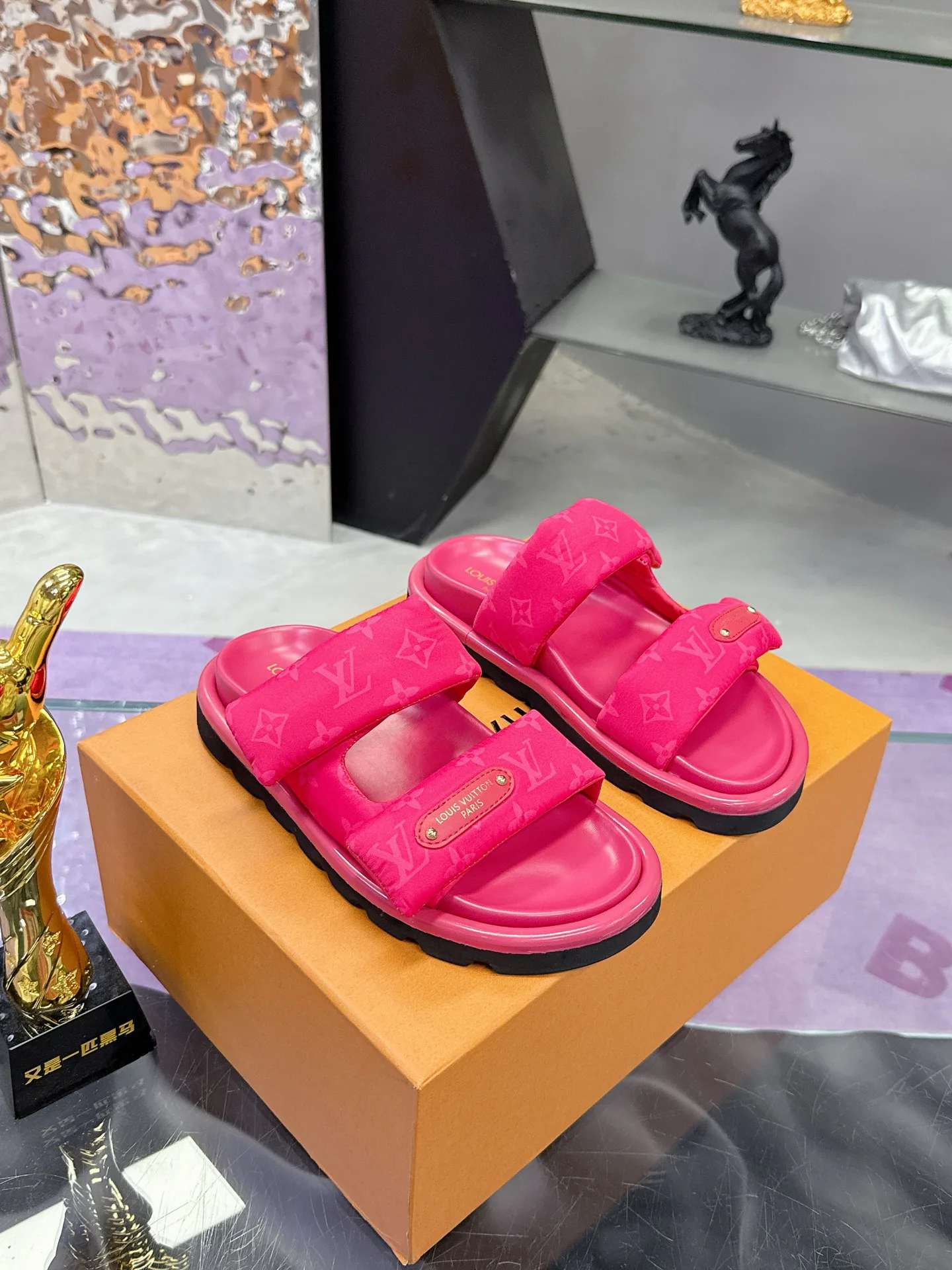 Шлепанцы Женские Louis Vuitton 17530460