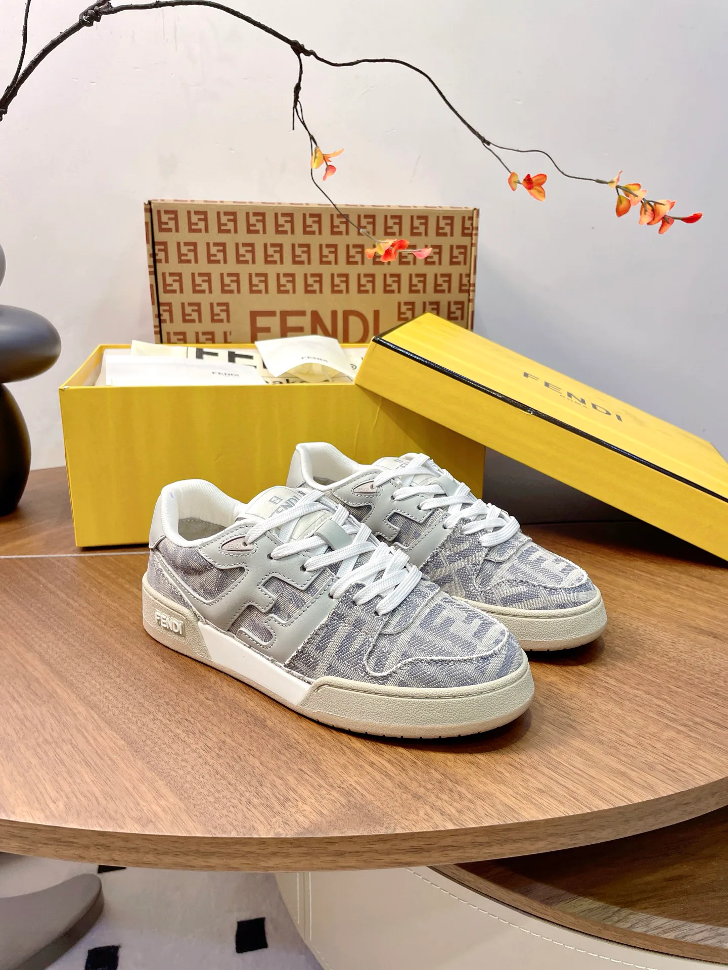 Кроссовки Женские Fendi 17957354