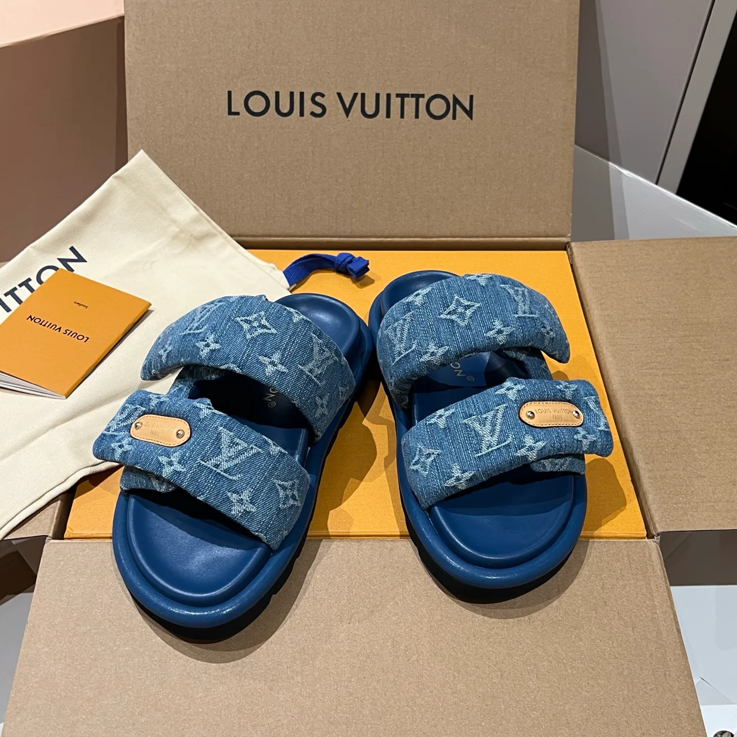 Шлепанцы Женские Louis Vuitton 17608427