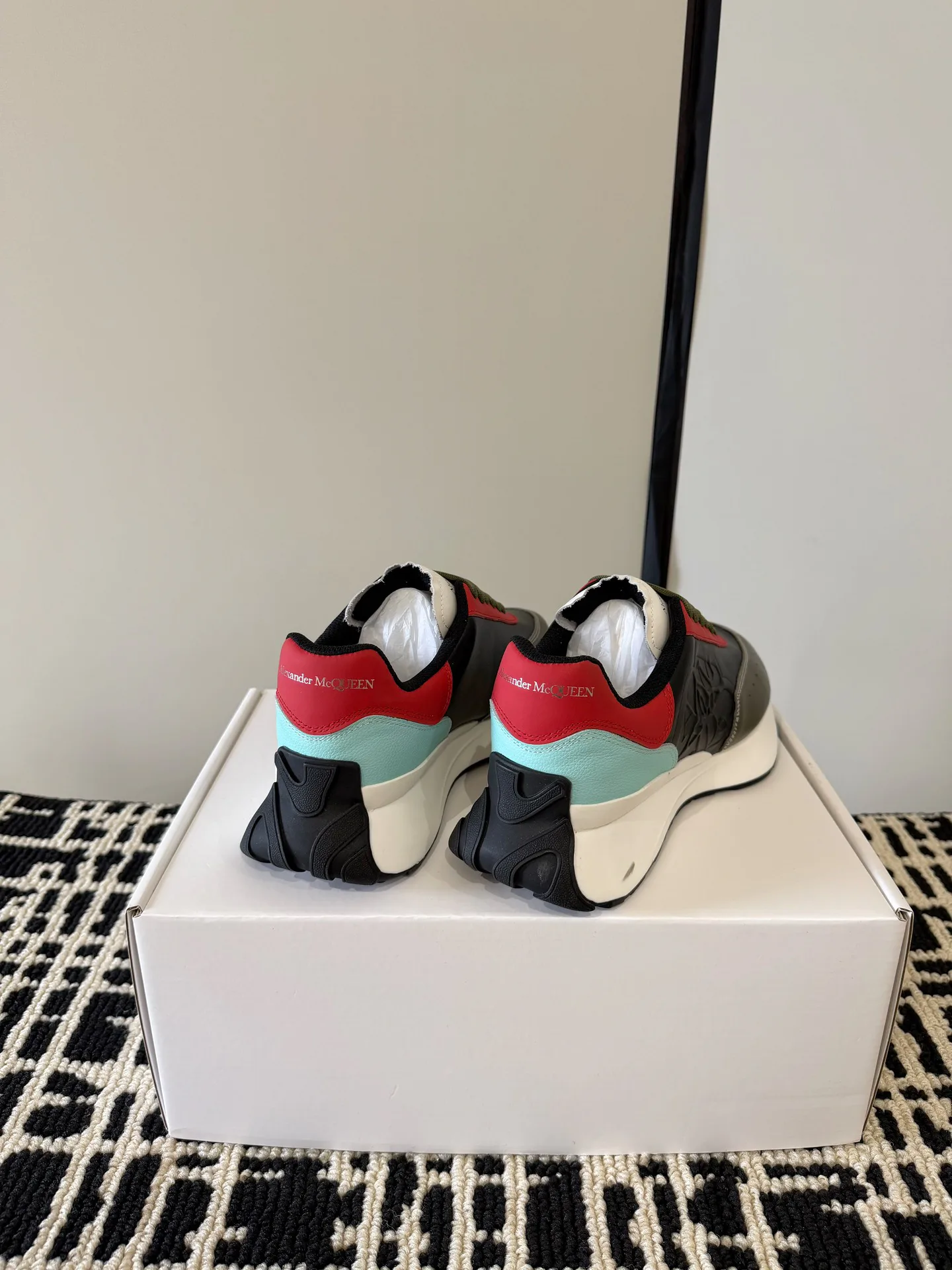 Кроссовки Женские Alexander Mcqueen 13343936